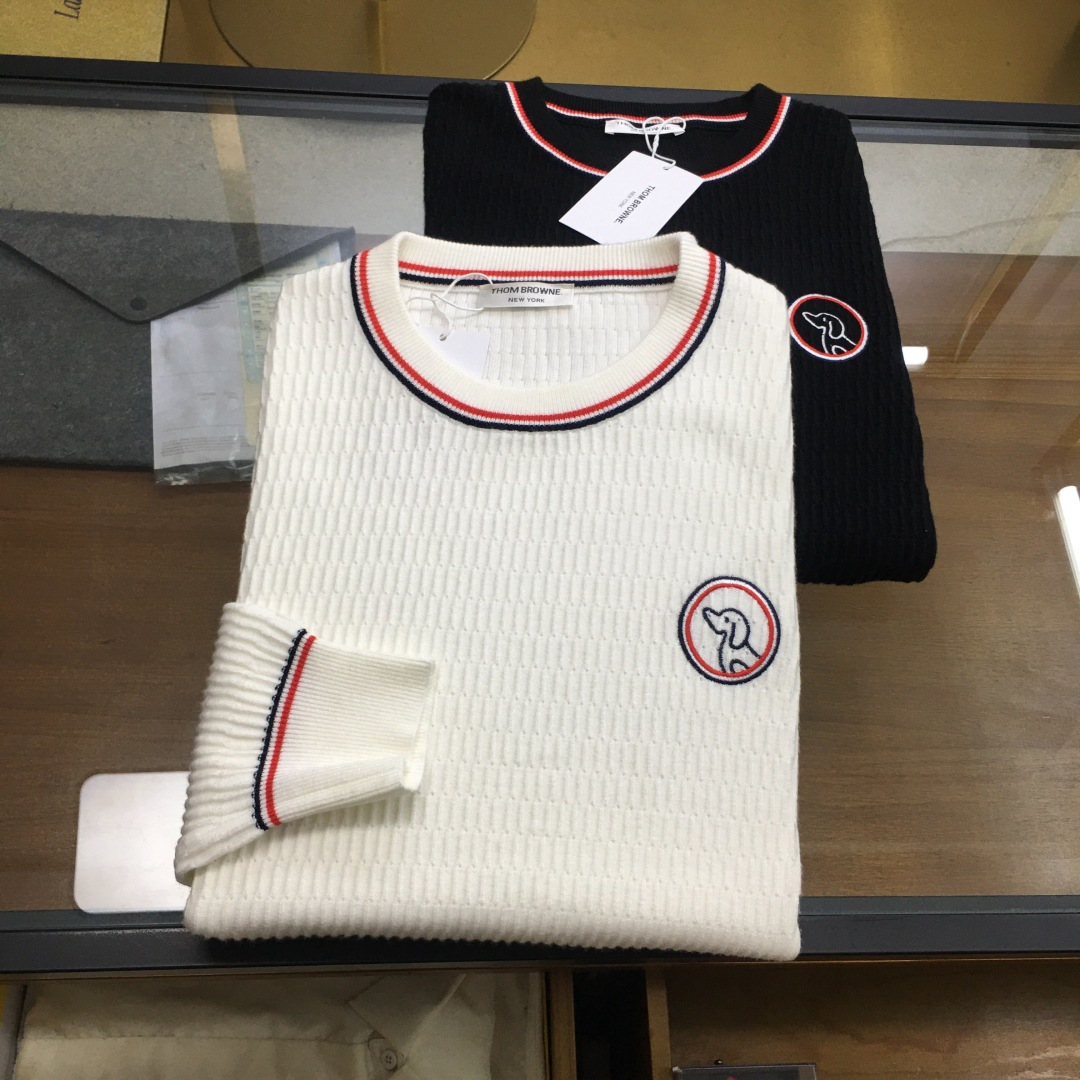 NO:662742,New sweater [TB] 2025 autumn and winter new knitted woolen sweater. High-quality exquisite wool blend fabric, high-density knitting, fashionable and versatile sweater, very handsome. Classic Logo jacquard style. Durable and not easy to deform, version, various styles can be easily held, classic fashion style that is sought after every year. Three standards are complete. High-quality large goods. Size M-3XL, sweaters, alexander wang19860909新品毛衣【TB】 2025秋冬新款针织羊毛衫 高品质精致羊毛混纺面料,高密度针织,时尚百搭毛衣,帅气十足.经典Logo提花款.耐穿不易变形,版型,各种风格都能轻松Hold住,年年被追捧的经典时尚款 三标齐全 高品质大货 码数M-3XL,,sweaters,alexander wang,Men's clothing