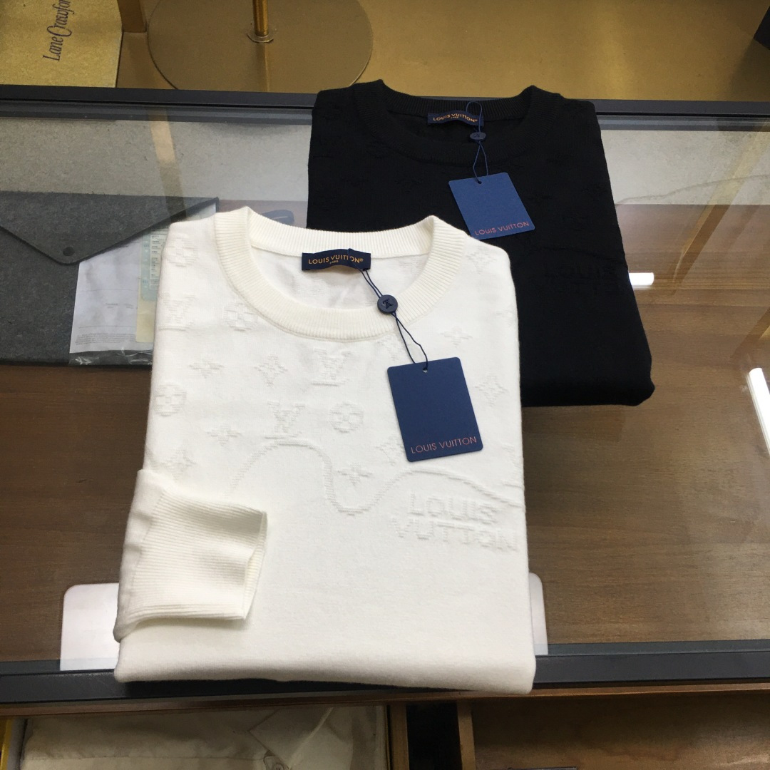 NO:662736,New sweater [L.v] 2025 autumn and winter new knitted woolen sweater. High-quality exquisite wool blended fabric, high-density knitting, fashionable and versatile sweater, very handsome. Classic Logo jacquard style. Durable and not easy to deform, can be easily held in various styles, classic fashion style that is sought after every year. Three standards are complete. High-quality large goods. Size M-3XL, sweaters, alexander wang19860909新品毛衣【L.v】 2025秋冬新款针织羊毛衫 高品质精致羊毛混纺面料,高密度针织,时尚百搭毛衣,帅气十足.经典Logo提花款.耐穿不易变形,版型,各种风格都能轻松Hold住,年年被追捧的经典时尚款 三标齐全 高品质大货 码数M-3XL,,sweaters,alexander wang,Men's clothing