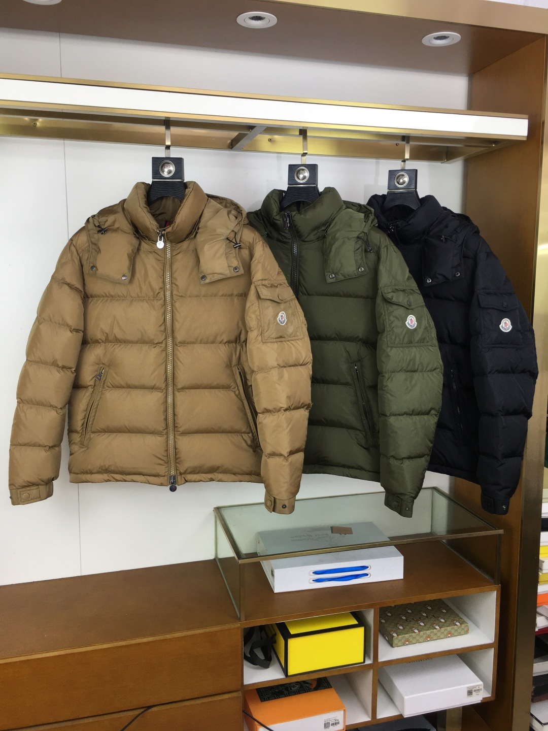 NO:662744,New products at the counter Special down [Moncler Mouth] 2025 [New product] Maya 70 (Vezere matte matte Maya upgraded version) winter down jacket jacket...khaki, leaf green, black. Hot mess. Off-season counters are hot items to grab. Special 95 down version. The fabric is super light and neat. 850+ fill power. The iconic Moncler down jacket is highly recognizable. Moncler Maya  The 70's cropped down jacket is reimagined in a new colorway. Made of matte fabric with signature checkered quilting, reflecting the essence of the Moncler brand. The style has a distinctive silhouette, with a removable hood and adjustable hem, a classic design suitable for all seasons and trends. Classic patch pockets on the sleeves. Details Made of polyester Polyester lining Filled with down Detachable adjustable hood Zip closure, snap button on the front windshield Zippered pockets  Adjustable cuffs Elastic drawstring hem Size: 1-5,,Moncler,jackets & coats,jackets & coats,down jacket,hats,alexander wang19860909专柜新品 特级羽绒【Moncler蒙口】 2025【新品】Maya 70 (Vezere哑光雾面maya升级版）冬季羽绒服夹克外套...卡其,叶绿,黑色.火的一塌糊涂.反季柜台都是要抢的爆款 特级95绒版本.面料超轻超工整.850+蓬松度 标志性的Moncler 羽绒夹克具有高辨识度. Moncler Maya 70短款羽绒夹克以全新配色焕新呈现.采用哑光面料制成,具有标志性方格块绗缝,彰显Moncler的品牌精髓.款式演绎鲜明廓形,配有可拆卸兜帽和可调节下摆,经典设计适合各种季节和潮流.衣袖点缀经典贴袋. 详情 采用聚酯纤维面料制成 聚酯纤维衬里 填充羽绒 可拆卸可调节兜帽 拉链开合,正面挡风片设有按扣 拉链口袋 可调节袖口 弹性抽绳下摆 Size : 1-5,,Moncler,jackets & coats,jackets & coats,down jacket,hats,alexander wang,Men's clothing