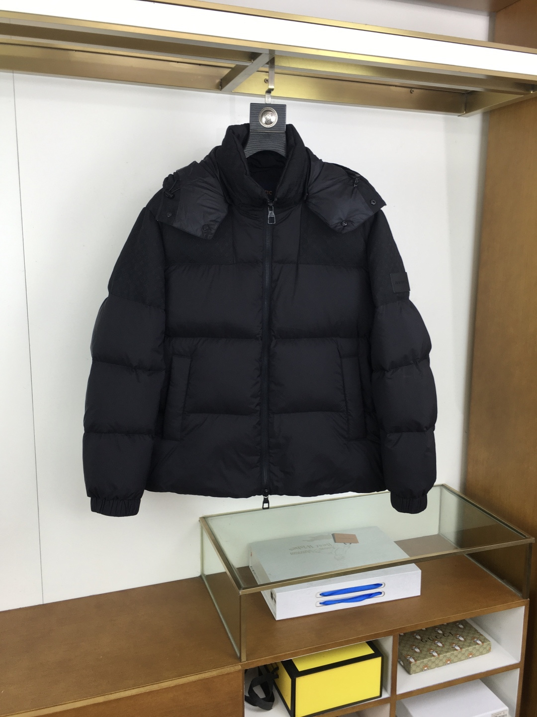 NO:662746,New products at the counter [L.v] Exclusive popular 2025 autumn and winter new down jacket. Original 1:1 customized hardware accessories are all imported and original customization. Welcome to compare at the counter. Absolutely high quality. Use top 90 white duck down. Super soft. Filled with fluffy and full feathers. Super heavy fabric workmanship. Perfect version. Pay attention to the fabric. Super comfortable. Exclusive model. Non-market goods. Same style for men and women. Size M-3XL,,down jacket,alexander wang19860909专柜新品【L.v】 独家爆款2025秋冬新款羽绒服 原版1:1订制五金配件全进口原版定制 欢迎专柜对比 绝对的高品质 采用顶级90白鸭绒 超柔软 充羽量蓬松饱满 超级重面料做工杠杠的版型完美 注意面料超舒服 独家款 非市场货 男女同款 码数M-3XL,,down jacket,alexander wang,Men's clothing