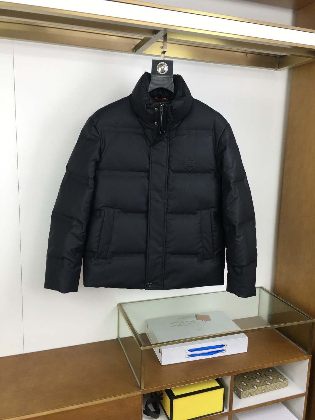 NO:662747,New products at the counter [LP] 25 autumn and winter new Loro pi*na soft protein leather leather down jacket. Men's minimalist stand-up collar warm down jacket with embossed logo logo. Top luxury series, high-quality protein leather, smooth and shiny, soft and delicate to the touch. 260 grams of 90 white duck down filling, classic embossed logo decoration, showing the brand style. A fashionable and luxurious high-end ready-made garment, the first choice for autumn and winter fashion and leisure.  LP is a very rare protein leather down style. The chest strap is decorated with an embossed logo pattern. It has an overwhelming sense of luxury and fashion. The classic configuration is filled with warm 90 duck down down, which is light and warm, and the texture is super comfortable!  A top-notch piece of clothing that no one can miss, a charming style that gives you both warmth and style!  !  Sizes M-3XL Size M Bust 112 Shoulder Width 46 Sleeve Length 62 Length 74 L Size Chest 116 Shoulder Width 47 Sleeve Length 63 Dress Length 75  Shoulder width 50 Sleeve length 66 Clothes length 78 Recommended sizes: Wear M size if you are under 130 catties, L size if you are 130-145 catties, XL size if you are 145-160 catties, 2XL size if you are 160-175 catties, 3XL size if you are 175-190 kg, loro piana, loro piana, jackets & coats, down jacket, alexander wang19860909专柜新品【LP】 25秋冬新款Loro pi*na柔软蛋白皮皮革材质羽绒外套.男士压纹logo标识极简立领保暖羽绒服.顶级奢华系列,高品质蛋白皮,光滑锃亮,手感柔软细腻.260克90白鸭绒填充,经典压纹logo装饰,绽现品牌格调.一款时髦奢华的高端成衣,秋冬时尚休闲的首选单品. LP十分罕见的蛋白皮皮革羽绒款式,胸带饰有压纹logo图案,其奢华感与时尚感都是爆棚的感觉.经典的版型配置,保暖的90鸭绒绒毛填充,轻盈又保暖,质感超级的到位舒适！一款所有人都不能错过的顶级服饰,让你温度与风度兼收的气质魅力款式！！尺码M-3XL M码 胸围112 肩宽46 袖长62 衣长74 L码 胸围116 肩宽47 袖长63 衣长75 XL码胸围120 肩宽48 袖长64 衣长76 2XL码 胸围124 肩宽49 袖长65 衣长77 3XL码 胸围128 肩宽50 袖长66 衣长78 尺码推荐 130斤以内穿M码,130-145斤穿L码,145-160斤穿XL码,160-175斤穿2XL码,175-190斤穿3XL码,,loro piana,loro piana,jackets & coats,down jacket,alexander wang,Men's clothing