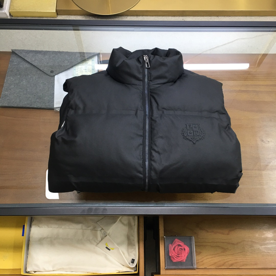 NO:662748,New products at the counter [LP] 25 new autumn and winter Loro pi*na soft protein leather leather sleeveless down vest. Men's minimalist down vest with embossed logo. Top luxury series, LP rare down vest style, 230g 90 white duck down filling, classic embossed logo decoration, showing the brand style. A fashionable and luxurious high-end ready-made garment, a good product that allows style and warmth to exist at the same time!  An obvious high-end luxury series, LP's very rare protein leather down vest style, the chest strap is decorated with an embossed logo pattern, and its sense of luxury and fashion are overwhelming. The classic version configuration looks just right, looks high-end, and more refined. Whether it is paired with a sweater or a bottoming shirt and a sweater, it is an excellent performance. It is a very stylish and high-end autumn and winter product!  !  The thermal performance of this style is also quite outstanding. The vest is originally a style that has both style and warmth. This style is LP's signature item in autumn and winter, so this basic requirement is naturally not a problem. It is equipped with warm 90% duck down down filling, which is light and warm, and the texture is super comfortable!  A top-notch piece of clothing that no one can miss, a charming style that gives you both warmth and style!  !  Size M-3XL M size Bust 108 Shoulder width 44 Length 72 L Size Bust 112 Shoulder width 45 Length 73  Wear size M under 130 pounds, wear size L between 130-145 pounds, wear XL size between 145-160 pounds, wear size 2XL under 160-175 pounds, wear size 3XL under 175-190 pounds,,loro piana,loro piana,hoodie,sweatshirts,sweaters,down jacket,alexander wang19860909专柜新品【LP】 25秋冬新款Loro pi*na柔软蛋白皮皮革材质无袖羽绒马甲.男士压纹logo标识极简羽绒马甲.顶级奢华系列,LP罕见的羽绒马甲款式 ,230克90白鸭绒填充,经典压纹logo装饰,绽现品牌格调.一款时髦奢华的高端成衣,让风度与温度同时存在的佳品！ 一款显而易见的高端奢华系列,LP十分罕见的蛋白皮皮革羽绒马甲款式,胸带饰有压纹logo图案,其奢华感与时尚感都是爆棚的感觉.经典的版型配置,显得恰到好处,显得高级不俗,更显得精致.无论是搭配卫衣还是搭配打底衫和毛衣都是绝佳的表现,一款穿搭十分有型,穿搭十分高级的秋冬极品！！ 此款的保暖性能也是相当突出,马甲本来就是要兼具风度与温度的款式.此款作LP秋冬招牌性单品,这点基础要求自然也是不在话下,配置了保暖的90鸭绒绒毛填充,轻盈又保暖,质感超级的到位舒适！一款所有人都不能错过的顶级服饰,让你温度与风度兼收的气质魅力款式！！尺码M-3XL M码 胸围108 肩宽44 衣长72 L码 胸围112 肩宽45 衣长73 XL码胸围116 肩宽46 衣长74 2XL码 胸围120 肩宽47 衣长75 3XL码 胸围124 肩宽48 衣长76 尺码推荐 130斤以内穿M码,130-145斤穿L码,145-160斤穿XL码,160-175斤穿2XL码,175-190斤穿3XL码,,loro piana,loro piana,hoodie,sweatshirts,sweaters,down jacket,alexander wang,Men's clothing