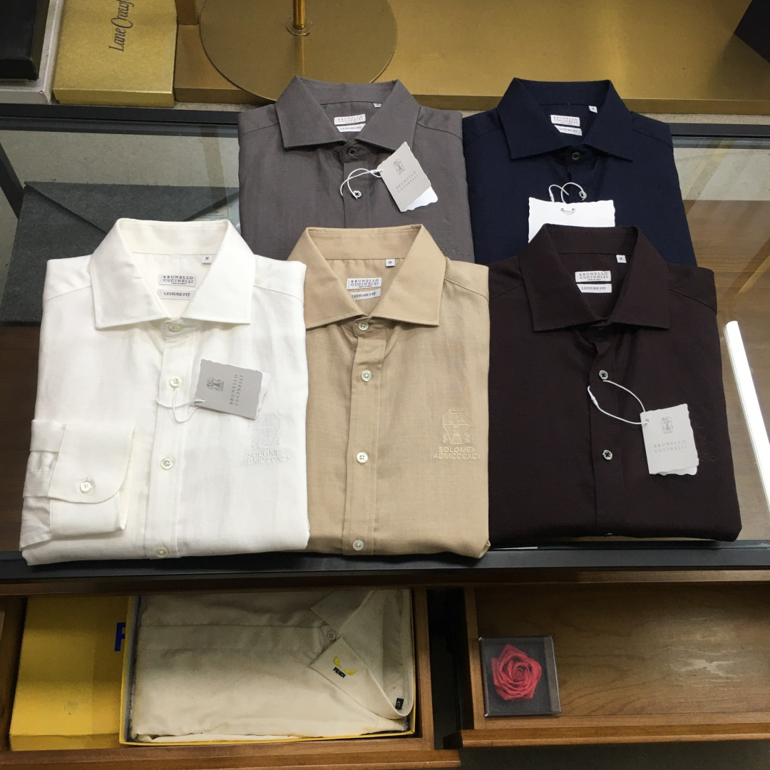 NO:734998,New shirt [BC…] 2026 new BC high-end Tencel linen blended business shirt, Italian OEM order, iconic embroidered logo embellishment on the breast pocket, simple and advanced urban temperament, low-key luxury quality, same-counter quality. Excellent upper body performance, versatile choice, great value for money to share!  !  As a classic combination of simple elements for boys, it is also one of the simple must-have styles for men!  LVMH's high-end men's brand, the brand always insists on integrating elegance, softness and practicality, and continuously infiltrates the spirit of innovation into every detail, every curve, every cut and every color.  The fabric is made of Tencel linen blended material. It has been baptized by multiple special processes to perfectly maintain its comfort and texture beauty. The texture structure restores the natural purity and simplicity of linen. It is light and soft, quite attractive, low-key and elegant, and full of artistic conception. It has excellent breathability and moisture absorption, and it feels particularly comfortable against the skin!  Size M-3XL,,shirts,19860909新品衬衫【BC…】 2026新款Bc高端天丝亚麻混纺商务衬衣,意大利代工订单,胸兜处标志性刺绣logo点缀,简约高级的都市气质风范,低调奢华品质感,同柜级别品质.绝佳的上身性能,百搭之选,超值性价比分享！！作为男生简约元素经典搭配,也是男士简约必入的款式之一！ 路威酩轩旗下的男士高端品牌,品牌始终坚持融合优雅,柔和以及实用为一体,将创新精神不断渗透在每处细节,每条曲线,每块剪裁估计每种色彩之中. 面料选用天丝亚麻混纺材质,经过多道特殊工艺的洗礼,完美的保持了它的舒适感与肌理美感.纹理构造还原了亚麻自然纯粹与质朴的本性,轻盈柔软,相当耐看,低调儒雅,意境十足.透气性与吸湿性极佳,亲肤感尤为舒适！尺码M-3XL,,shirts,,Men's clothing