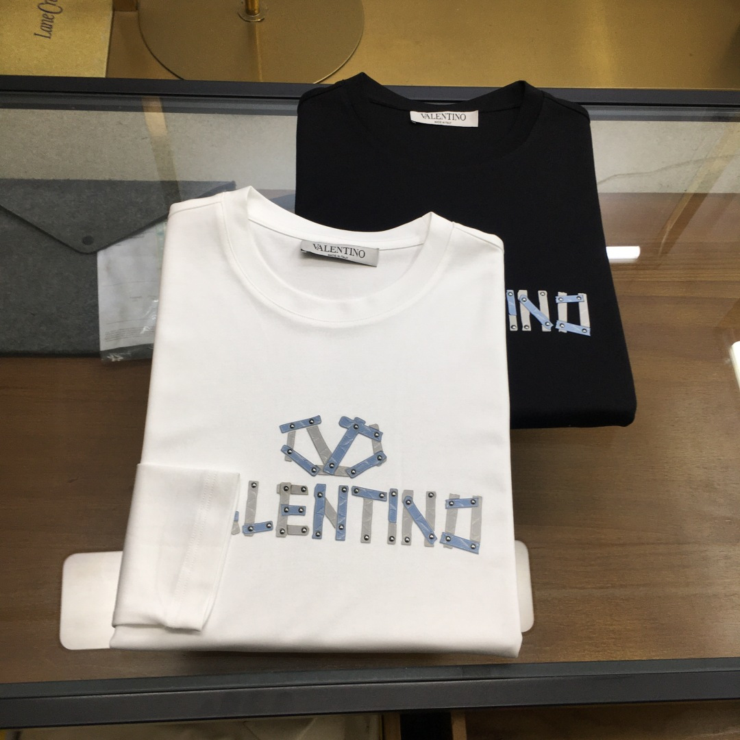 NO:733019,New product [VLTN...] 2026 season new counter product, casual long-sleeved T-shirt [base], product from top trading company, heavy-duty high-end products, Italian origin, perfect and first-class appearance!  A single product with a strong sense of craftsmanship and logo design, which brings fashion aesthetics to the extreme. It is quite artistic and made of customized imported high-grade mercerized cotton material!  The fabric is soft and comfortable!  The details are designed in place, the construction is very unique and clever, the whole body is clean and neat, the lines are simple and elegant. It can be worn alone or as a base layer!  Color: White Black Size: M-5XL [Please state your height and weight when placing an order], tees, t-shirt,19860909新品【VLTN...】 2026季专柜新品 休闲长袖T恤【打底】,顶级贸易公司货,重磅高端尖品,意大利原产 品相完美一流！工艺logo设计感超强的一款单品,将时装美学发挥到极致,相当有意境,定制进口高级丝光棉材质！面料柔软舒适！细节设计到位,非常别致巧妙的构建,通体干净利落,线条感简洁大方.单穿打底皆宜！ 颜色:白色 黑色 码数:M-5XL【下单请报身高体重】,,tees，t-shirt,,Men's clothing