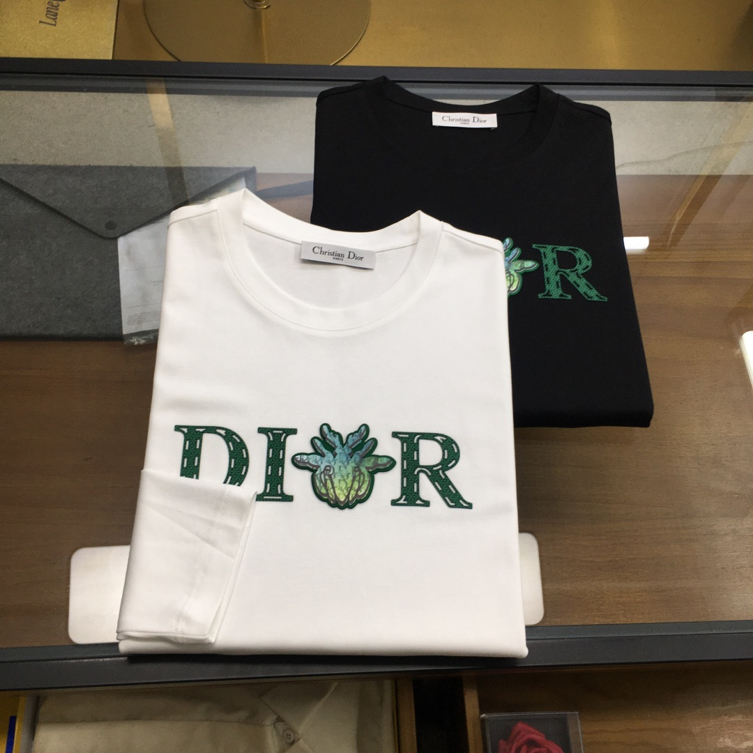 NO:733029,New product [Dio..r...] 2026 season new counter product, casual long-sleeved T-shirt [base layer], product from top trading company, heavy-duty high-end products, Italian origin, perfect and first-class appearance!  A single product with a strong sense of craftsmanship and logo design, which brings fashion aesthetics to the extreme. It is quite artistic and made of customized imported high-grade mercerized cotton material!  The fabric is soft and comfortable!  The details are designed in place, the construction is very unique and clever, the whole body is clean and neat, the lines are simple and elegant. It can be worn alone or as a base layer!  Color: White Black Size: M-5XL [Please state your height and weight when placing an order], dior, tees, t-shirt,19860909新品【Dio..r...】 2026季专柜新品 休闲长袖T恤【打底】,顶级贸易公司货,重磅高端尖品,意大利原产 品相完美一流！工艺logo设计感超强的一款单品,将时装美学发挥到极致,相当有意境,定制进口高级丝光棉材质！面料柔软舒适！细节设计到位,非常别致巧妙的构建,通体干净利落,线条感简洁大方.单穿打底皆宜！ 颜色:白色 黑色 码数:M-5XL【下单请报身高体重】,,dior,tees，t-shirt,,Men's clothing