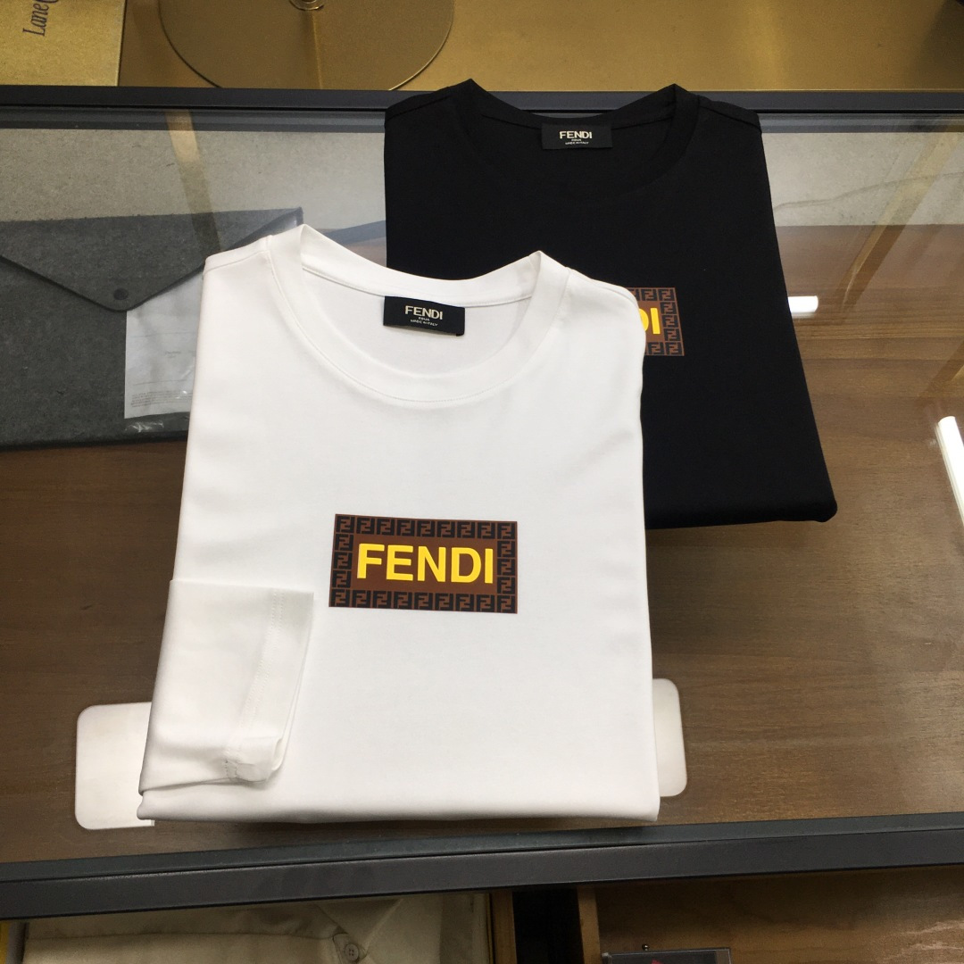 NO:733034,New product [Fend...] 2026 season new counter product, casual long-sleeved T-shirt [base], product from top trading company, heavy-duty high-end products, Italian origin, perfect and first-rate product!  A single product with a strong sense of craftsmanship and logo design, which brings fashion aesthetics to the extreme. It is quite artistic and made of customized imported high-grade mercerized cotton material!  The fabric is soft and comfortable!  The details are designed in place, the construction is very unique and clever, the whole body is clean and neat, the lines are simple and elegant. It can be worn alone or as a base layer!  Color: White Black Size: M-5XL [Please state your height and weight when placing an order], fendi, tees, t-shirt,19860909新品【Fend...】 2026季专柜新品 休闲长袖T恤【打底】,顶级贸易公司货,重磅高端尖品,意大利原产 品相完美一流！工艺logo设计感超强的一款单品,将时装美学发挥到极致,相当有意境,定制进口高级丝光棉材质！面料柔软舒适！细节设计到位,非常别致巧妙的构建,通体干净利落,线条感简洁大方.单穿打底皆宜！ 颜色:白色 黑色 码数:M-5XL【下单请报身高体重】,,fendi,tees，t-shirt,,Men's clothing