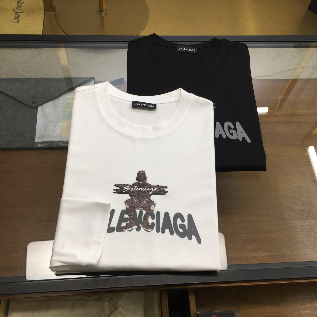 NO:733039,New product [BLCA...] 2026 season new counter product, casual long-sleeved T-shirt [base], product from top trading company, heavy-duty high-end products, Italian origin, perfect and first-class product!  A single product with a strong sense of craftsmanship and logo design, which brings fashion aesthetics to the extreme. It is quite artistic and made of customized imported high-grade mercerized cotton material!  The fabric is soft and comfortable!  The details are designed in place, the construction is very unique and clever, the whole body is clean and neat, the lines are simple and elegant. It can be worn alone or as a base layer!  Color: White Black Size: M-5XL [Please state your height and weight when placing an order], tees, t-shirt,19860909新品【BLCA...】 2026季专柜新品 休闲长袖T恤【打底】,顶级贸易公司货,重磅高端尖品,意大利原产 品相完美一流！工艺logo设计感超强的一款单品,将时装美学发挥到极致,相当有意境,定制进口高级丝光棉材质！面料柔软舒适！细节设计到位,非常别致巧妙的构建,通体干净利落,线条感简洁大方.单穿打底皆宜！ 颜色:白色 黑色 码数:M-5XL【下单请报身高体重】,,tees，t-shirt,,Men's clothing