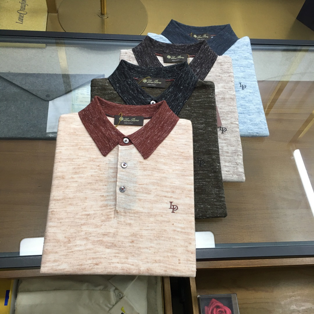 NO:735027,New products at the counter [LP] Official new products at the counter in 2026!  Trading company channels high-end products, from well-known families, pure blood quality, original brand products!  Lo*o P*na men's high-end business casual linen knitted lapel POLO shirt is a typical Italian style fashion. It is very sophisticated in fabric selection and craftsmanship. The overall shape has a strong aesthetic gene of the LP family. It is low-key and luxurious, elegant and noble. Every detail proves the brand's own high-end sense!  The high-grade materials imported from Egypt are selected from the finest long-staple cotton raw materials with excellent sunlight in the Nile River area. They are woven and dyed in a century-old Italian workshop. The fabric properties are all of the highest quality. The mesh structure is fine, natural and soft, the texture has excellent gloss, and it has perfect comfort and breathability. The tactile experience is self-evident!  The details are perfect, the fashionable three-button design, the color matching is light and versatile, each color can interpret a unique styling effect, a polo POLO shirt that highly highlights the temperament and taste, the urban high-end elite petty bourgeoisie perfectly combines business and leisure!  Size 48 50 52 54 56 Size data Size 48: Bust 98cm - Shoulder width 44cm - Clothing length 69cm - Sleeve length 22cm Size 50: Bust 102cm - Shoulder width 45cm - Clothing length 70cm - Sleeve length 22cm Size 52: Bust 106cm - Shoulder width 46cm - Clothing length 71cm - Sleeve length 23cm  Size 54: Bust 110cm - Shoulder width 47cm - Clothes length 72cm - Sleeve length 24cm Size 56: Bust 114cm - Shoulder width 48cm - Clothes length 73cm - Sleeve length 25cm,, loro piana,19860909专柜新品【LP】 2026年官方专柜新品！贸易公司渠道臻品,系出名门,纯正血统品质,品牌原产出品！Lo*o Pi*na男士高端商务休闲亚麻针织翻领POLO衫,颇具意大利典型风格的时装,在面料选取和工艺方面都相当考究,通体的造型有着 LP 家族强烈的美学基因,低调且奢华,优雅且高贵,每一个细节都在力证品牌自身的高级感！客供埃及进口高级物料,甄选尼罗河区域光照极好的上等长绒棉花原料,经过意大利百年工坊定织定染而成,面料属性皆为上乘,网眼结构细腻自然柔软,肌理光泽性极好,舒适性与透气性完美兼备,触感体验不言而喻！细节完美如斯,时尚三扣设计,配色轻熟万能百搭,每色都可诠释出别具一格的造型效果,非常凸显气质和品位的一款马球POLO衫,都市高端精英小资商务与休闲完美兼备！ 尺码48 50 52 54 56 尺码数据 48码:胸围98cm-肩宽44cm-衣长69cm-袖长22cm 50码:胸围102cm-肩宽45cm-衣长70cm-袖长22cm 52码:胸围106cm-肩宽46cm-衣长71cm-袖长23cm 54码:胸围110cm-肩宽47cm-衣长72cm-袖长24cm 56码:胸围114cm-肩宽48cm-衣长73cm-袖长25cm,,loro piana,,Men's clothing