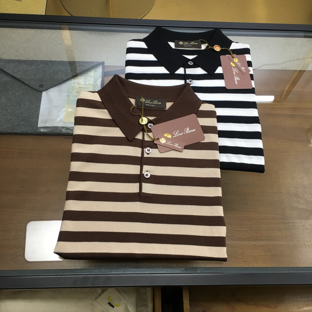 NO:735021,New products at the counter [LP] Official new products at the counter in 2026!  Trading company channels high-end products, from well-known families, pure blood quality, original brand products!  Lo*o Pi*na men's high-end business casual knitted striped lapel POLO shirt is a typical Italian style fashion. It is very sophisticated in fabric selection and craftsmanship. The overall shape has the strong aesthetic gene of the LP family. It is low-key and luxurious, elegant and noble. Every detail is a testament to the brand's own high-end sense!  The high-grade materials imported from Egypt are selected from the finest long-staple cotton raw materials with excellent sunlight in the Nile River area. They are woven and dyed in a century-old Italian workshop. The fabric properties are all of the highest quality. The mesh structure is fine, natural and soft, the texture has excellent gloss, and it has perfect comfort and breathability. The tactile experience is self-evident!  The details are perfect, the fashionable three-button design, the color matching is light and versatile, each color can interpret a unique styling effect, a polo POLO shirt that highly highlights the temperament and taste, the urban high-end elite petty bourgeoisie perfectly combines business and leisure!  Size 48 50 52 54 56 Size data Size 48: Bust 98cm - Shoulder width 44cm - Clothing length 69cm - Sleeve length 22cm Size 50: Bust 102cm - Shoulder width 45cm - Clothing length 70cm - Sleeve length 22cm Size 52: Bust 106cm - Shoulder width 46cm - Clothing length 71cm - Sleeve length 23cm  Size 54: Bust 110cm - Shoulder width 47cm - Clothes length 72cm - Sleeve length 24cm Size 56: Bust 114cm - Shoulder width 48cm - Clothes length 73cm - Sleeve length 25cm,, loro piana,19860909专柜新品【LP】 2026年官方专柜新品！贸易公司渠道臻品,系出名门,纯正血统品质,品牌原产出品！Lo*o Pi*na男士高端商务休闲针织条纹翻领POLO衫,颇具意大利典型风格的时装,在面料选取和工艺方面都相当考究,通体的造型有着 LP 家族强烈的美学基因,低调且奢华,优雅且高贵,每一个细节都在力证品牌自身的高级感！客供埃及进口高级物料,甄选尼罗河区域光照极好的上等长绒棉花原料,经过意大利百年工坊定织定染而成,面料属性皆为上乘,网眼结构细腻自然柔软,肌理光泽性极好,舒适性与透气性完美兼备,触感体验不言而喻！细节完美如斯,时尚三扣设计,配色轻熟万能百搭,每色都可诠释出别具一格的造型效果,非常凸显气质和品位的一款马球POLO衫,都市高端精英小资商务与休闲完美兼备！ 尺码48 50 52 54 56 尺码数据 48码:胸围98cm-肩宽44cm-衣长69cm-袖长22cm 50码:胸围102cm-肩宽45cm-衣长70cm-袖长22cm 52码:胸围106cm-肩宽46cm-衣长71cm-袖长23cm 54码:胸围110cm-肩宽47cm-衣长72cm-袖长24cm 56码:胸围114cm-肩宽48cm-衣长73cm-袖长25cm,,loro piana,,Men's clothing