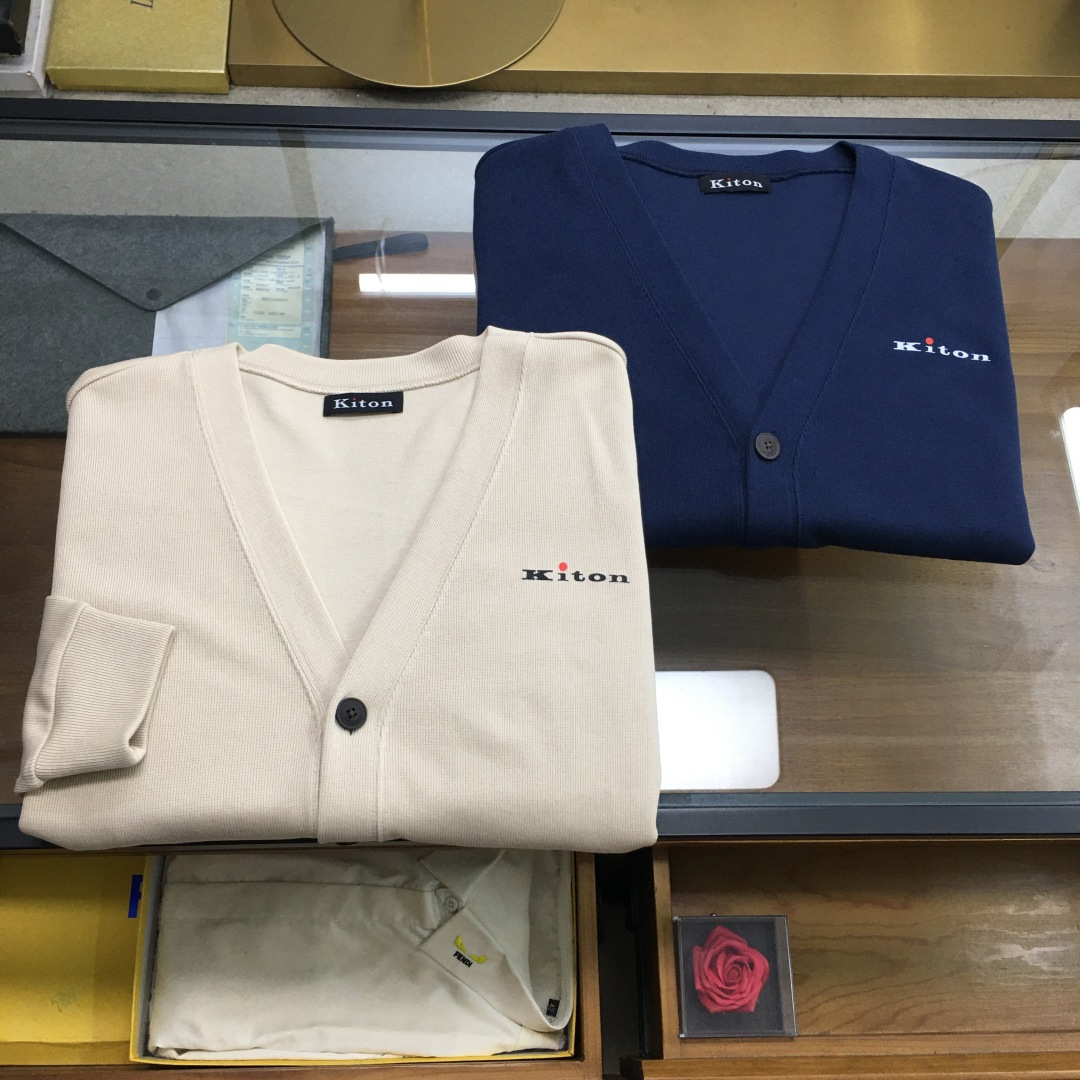 NO:735015,New product [Kiton] 2026 new coat cardigan, original order cardigan. Synchronized with European counters, the upper body is more casual and generous, new luxury and high-end customized accessories with hardware!  Luxurious brand-specific logo embellishment design, the highest quality shipments in the market, original accessories, the ultimate in luxury!  Soft and comfortable. The upper body is very handsome!  Suitable for any scene!  Size: M-3XL,,jackets & coats,19860909新品【Kiton】 2026新款外套开衫,原单狠货 开衫.欧洲专柜同步,上身更随意大方,五金奢华高档定制配饰新作！奢华品牌特质logo点缀设计,市场最高品质出货、原版辅料,奢华极致！柔软舒适.上身爆帅！适合任意场景！码数: M-3XL,,jackets & coats,,Men's clothing