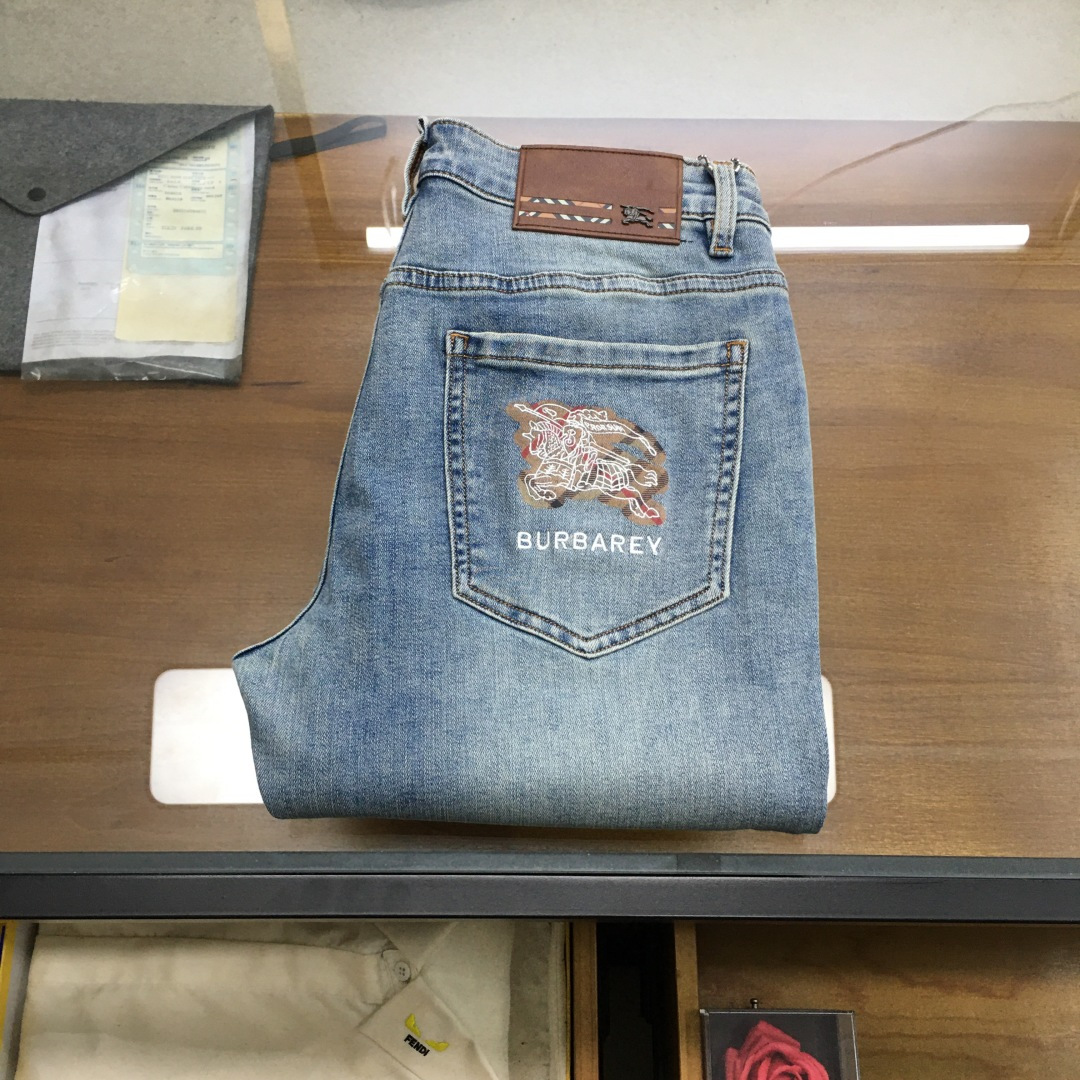 NO:733073,New product 'Burber..y' 2026 season men's fashionable jeans!  Trading company channels are rare, leading official website sales!  The latest trousers item is presented, a must-have for all quality-controlled male fans. Such a pair of high-end jeans is rare in the world!  This pair of jeans is made of imported washed denim cotton fabric supplied by customers. The flexible and solid fabric is naturally stiff and tough, with a soft and elastic feel, and delicate facial texture details. The fashionable performance of this single product is irresistible!  There is a leather label on the back waist nameplate, vintage buttons engraved with exquisite logos, and a YKK metal zipper closure on the placket. All the accessories are exquisitely configured!  The jeans are perfectly tailored and can be used daily to enhance your style. The upper body effect will definitely not let you down!  U size 29-38 (35 no 37),,burberry,jeans,19860909新品《Burber..y》 2026季男士时尚牛仔裤！贸易公司渠道稀出,领先官网发售！最新裤装单品奉献,所有品质控男粉必须入手的极品,这样一条段位的牛仔裤,担得起世所罕见！ 此款牛仔裤甄选客供进口水洗牛仔棉布制成,柔韧又坚实的面料天然的挺括和硬朗既视感,手感柔软富有弹力,细腻的面部织纹细节,这种单品所带来的时髦性能让人无法抵抗！后腰铭牌皮标,刻有精致字样Logo的复古纽扣,以及门襟YKK金属拉链闭合,所有辅料配置精妙绝伦！牛仔裤版型完美剪裁,日常搭配起来足以提升你的穿搭格调,上身效果绝对不会让你失望！U 尺码29-38（35无37）,,burberry,jeans,,Men's clothing