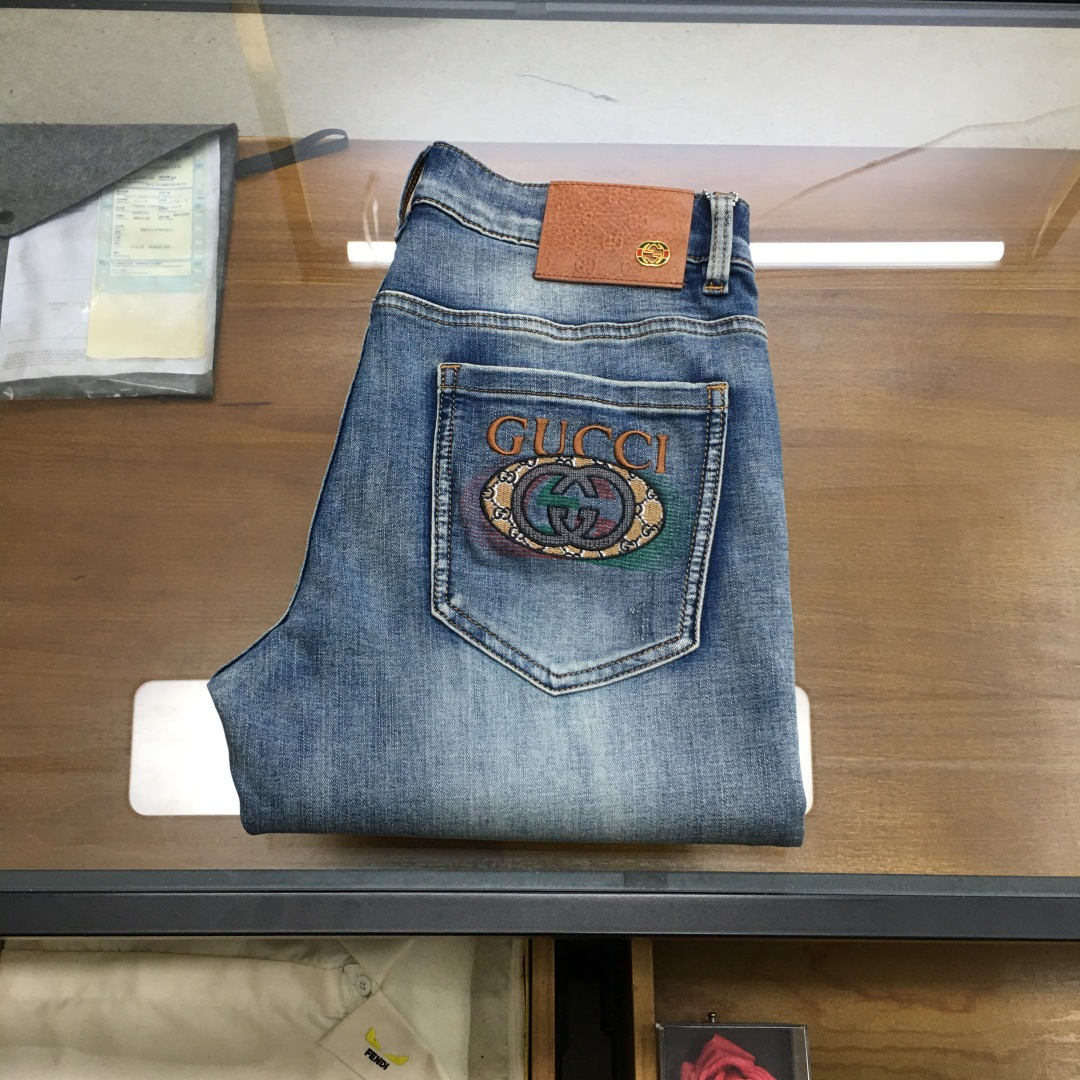 NO:733068,New product 'G.uci' 2026 season men's fashionable jeans!  Trading company channels are rare, leading official website sales!  The latest trousers item is presented, a must-have for all quality-controlled male fans. Such a pair of high-end jeans is rare in the world!  This pair of jeans is made of imported washed denim cotton fabric supplied by customers. The flexible and solid fabric is naturally stiff and tough, with a soft and elastic feel, and delicate facial texture details. The fashionable performance of this single product is irresistible!  There is a leather label on the back waist nameplate, vintage buttons engraved with exquisite logos, and a YKK metal zipper closure on the placket. All the accessories are exquisitely configured!  The jeans are perfectly tailored and can be used daily to enhance your style. The upper body effect will definitely not let you down!  U size 29-38 (35 no 37),,jeans,19860909新品《G.uci》 2026季男士时尚牛仔裤！贸易公司渠道稀出,领先官网发售！最新裤装单品奉献,所有品质控男粉必须入手的极品,这样一条段位的牛仔裤,担得起世所罕见！ 此款牛仔裤甄选客供进口水洗牛仔棉布制成,柔韧又坚实的面料天然的挺括和硬朗既视感,手感柔软富有弹力,细腻的面部织纹细节,这种单品所带来的时髦性能让人无法抵抗！后腰铭牌皮标,刻有精致字样Logo的复古纽扣,以及门襟YKK金属拉链闭合,所有辅料配置精妙绝伦！牛仔裤版型完美剪裁,日常搭配起来足以提升你的穿搭格调,上身效果绝对不会让你失望！U 尺码29-38（35无37）,,jeans,,Men's clothing