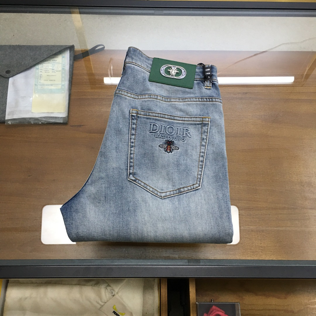 NO:733058,New product 'Dio..r' 2026 season men's fashionable jeans!  Trading company channels are rare, leading official website sales!  The latest trousers item is presented, a must-have for all quality-controlled male fans. Such a pair of high-end jeans is rare in the world!  This pair of jeans is made of imported washed denim cotton fabric supplied by customers. The flexible and solid fabric is naturally stiff and tough, with a soft and elastic feel, and delicate facial texture details. The fashionable performance of this single product is irresistible!  There is a leather label on the back waist nameplate, vintage buttons engraved with exquisite logos, and a YKK metal zipper closure on the placket. All the accessories are exquisitely configured!  The jeans are perfectly tailored and can be used daily to enhance your style. The upper body effect will definitely not let you down!  U size 29-38 (35 no 37), dior,jeans,19860909新品《Dio..r》 2026季男士时尚牛仔裤！贸易公司渠道稀出,领先官网发售！最新裤装单品奉献,所有品质控男粉必须入手的极品,这样一条段位的牛仔裤,担得起世所罕见！ 此款牛仔裤甄选客供进口水洗牛仔棉布制成,柔韧又坚实的面料天然的挺括和硬朗既视感,手感柔软富有弹力,细腻的面部织纹细节,这种单品所带来的时髦性能让人无法抵抗！后腰铭牌皮标,刻有精致字样Logo的复古纽扣,以及门襟YKK金属拉链闭合,所有辅料配置精妙绝伦！牛仔裤版型完美剪裁,日常搭配起来足以提升你的穿搭格调,上身效果绝对不会让你失望！U 尺码29-38（35无37）,,dior,jeans,,Men's clothing