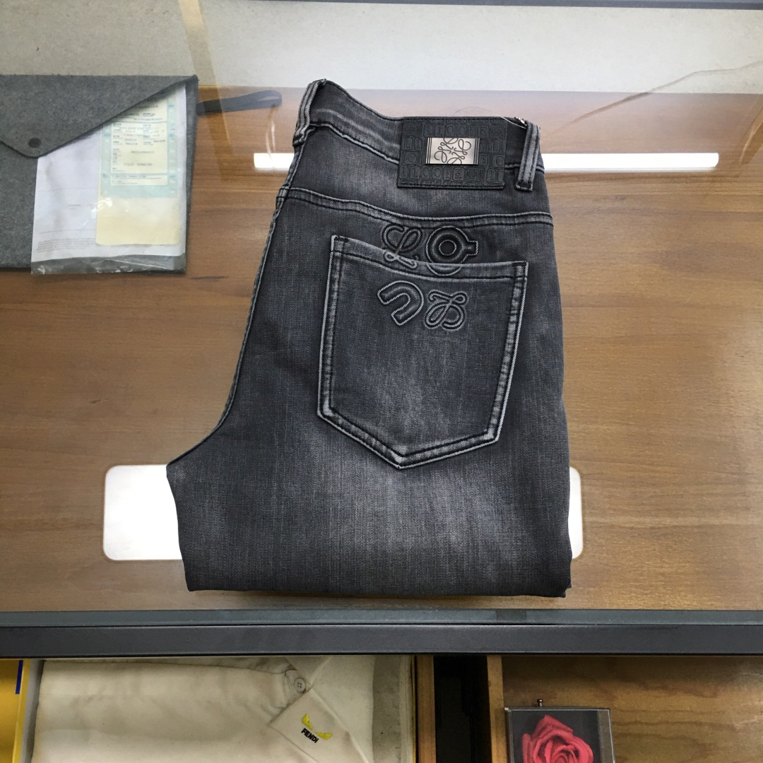 NO:734959,New product 'Loew' 2026 season men's fashionable jeans!  Trading company channels are rare, leading official website sales!  The latest trousers item is presented, a must-have for all quality-controlled male fans. Such a pair of high-end jeans is rare in the world!  This pair of jeans is made of imported washed denim cotton fabric supplied by customers. The flexible and solid fabric is naturally stiff and tough, with a soft and elastic feel, and delicate facial texture details. The fashionable performance of this single product is irresistible!  There is a leather label on the back waist nameplate, vintage buttons engraved with exquisite logos, and a YKK metal zipper closure on the placket. All the accessories are exquisitely configured!  The jeans are perfectly tailored and can be used daily to enhance your style. The upper body effect will definitely not let you down!  U size 29-38 (35 no 37),,loewe,jeans,19860909新品《Loew》 2026季男士时尚牛仔裤！贸易公司渠道稀出,领先官网发售！最新裤装单品奉献,所有品质控男粉必须入手的极品,这样一条段位的牛仔裤,担得起世所罕见！ 此款牛仔裤甄选客供进口水洗牛仔棉布制成,柔韧又坚实的面料天然的挺括和硬朗既视感,手感柔软富有弹力,细腻的面部织纹细节,这种单品所带来的时髦性能让人无法抵抗！后腰铭牌皮标,刻有精致字样Logo的复古纽扣,以及门襟YKK金属拉链闭合,所有辅料配置精妙绝伦！牛仔裤版型完美剪裁,日常搭配起来足以提升你的穿搭格调,上身效果绝对不会让你失望！U 尺码29-38（35无37）,,loewe,jeans,,Men's clothing