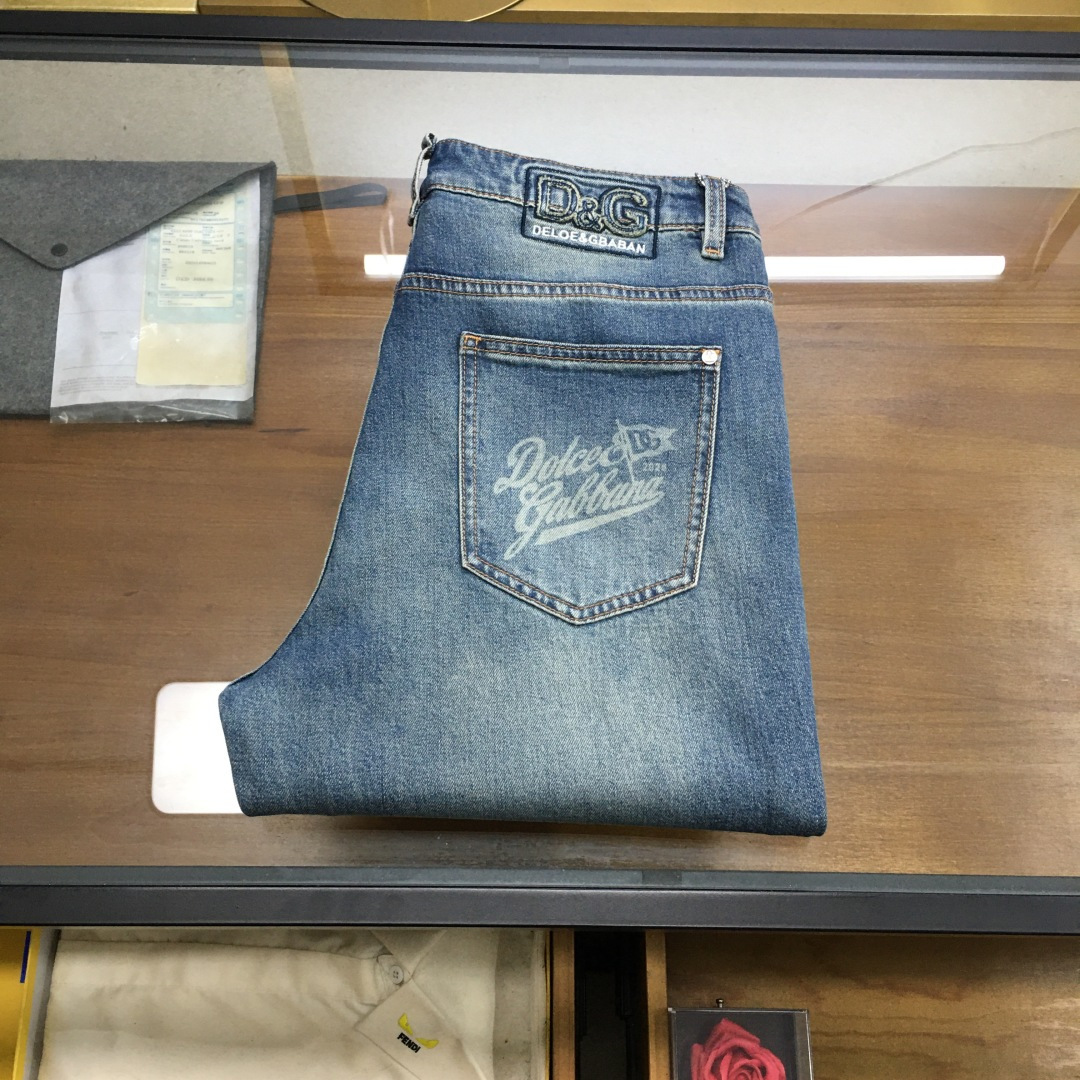 NO:733043,New product 'DG' 2026 season men's fashionable denim wide-leg pants!  Trading company channels are rare, leading official website sales!  The latest trousers item is presented, a must-have for all quality-controlled male fans. Such a pair of high-end jeans is rare in the world!  This pair of jeans is made of imported washed denim cotton fabric supplied by customers. The flexible and solid fabric is naturally stiff and tough, with a soft and elastic feel, and delicate facial texture details. The fashionable performance of this single product is irresistible!  There is a leather label on the back waist nameplate, vintage buttons engraved with exquisite logos, and a YKK metal zipper closure on the placket. All the accessories are exquisitely configured!  The jeans are perfectly tailored and can be used daily to enhance your style. The upper body effect will definitely not let you down!  U size 29-38 (35 no 37),,jeans,19860909新品《DG》 2026季男士时尚牛仔阔腿裤！贸易公司渠道稀出,领先官网发售！最新裤装单品奉献,所有品质控男粉必须入手的极品,这样一条段位的牛仔裤,担得起世所罕见！ 此款牛仔裤甄选客供进口水洗牛仔棉布制成,柔韧又坚实的面料天然的挺括和硬朗既视感,手感柔软富有弹力,细腻的面部织纹细节,这种单品所带来的时髦性能让人无法抵抗！后腰铭牌皮标,刻有精致字样Logo的复古纽扣,以及门襟YKK金属拉链闭合,所有辅料配置精妙绝伦！牛仔裤版型完美剪裁,日常搭配起来足以提升你的穿搭格调,上身效果绝对不会让你失望！U 尺码29-38（35无37）,,jeans,,Men's clothing