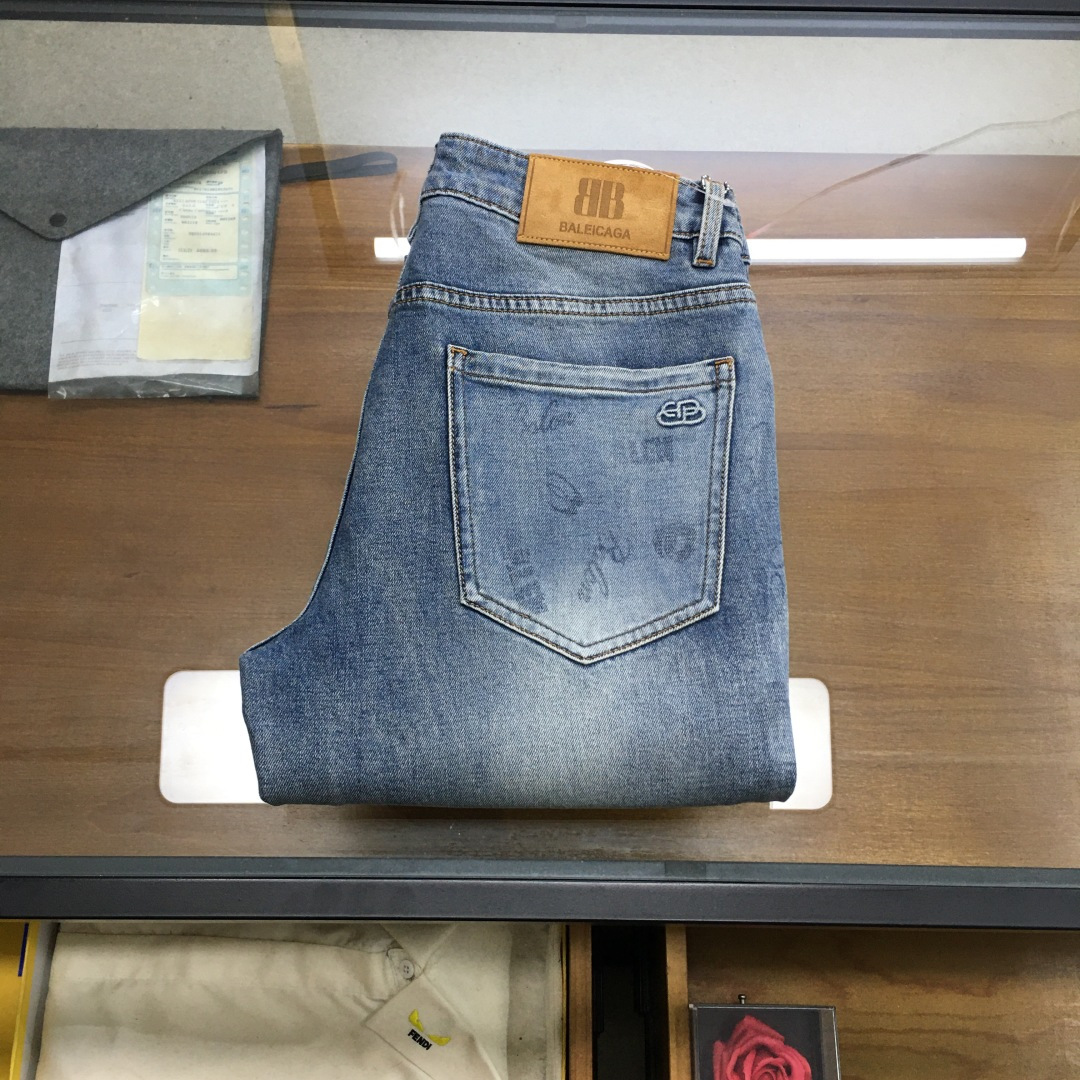 NO:733053,New product 'BLCA' 2026 season men's fashionable jeans!  Trading company channels are rare, leading official website sales!  The latest trousers item is presented, a must-have for all quality-controlled male fans. Such a pair of high-end jeans is rare in the world!  This pair of jeans is made of imported washed denim cotton fabric supplied by customers. The flexible and solid fabric is naturally stiff and tough, with a soft and elastic feel, and delicate facial texture details. The fashionable performance of this single product is irresistible!  There is a leather label on the back waist nameplate, vintage buttons engraved with exquisite logos, and a YKK metal zipper closure on the placket. All the accessories are exquisitely configured!  The jeans are perfectly tailored and can be used daily to enhance your style. The upper body effect will definitely not let you down!  U size 29-38 (35 no 37),,jeans,19860909新品《BLCA》 2026季男士时尚牛仔裤！贸易公司渠道稀出,领先官网发售！最新裤装单品奉献,所有品质控男粉必须入手的极品,这样一条段位的牛仔裤,担得起世所罕见！ 此款牛仔裤甄选客供进口水洗牛仔棉布制成,柔韧又坚实的面料天然的挺括和硬朗既视感,手感柔软富有弹力,细腻的面部织纹细节,这种单品所带来的时髦性能让人无法抵抗！后腰铭牌皮标,刻有精致字样Logo的复古纽扣,以及门襟YKK金属拉链闭合,所有辅料配置精妙绝伦！牛仔裤版型完美剪裁,日常搭配起来足以提升你的穿搭格调,上身效果绝对不会让你失望！U 尺码29-38（35无37）,,jeans,,Men's clothing