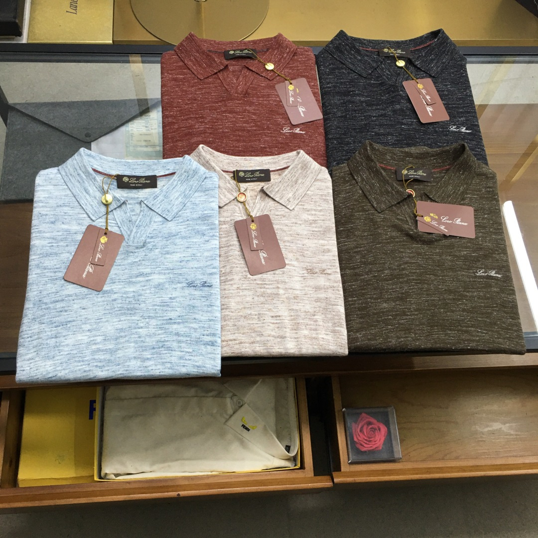 NO:733078,New products at the counter [LP] 2026SS spring and summer new imported linen Tencel blended floral yarn knitted lapel short T-shirt, men's classic letter logo embroidered fashionable contrasting color knitted short-sleeved Polo shirt!  Trading company channels are rare and available on the official website simultaneously!  LP's new floral knitted Polo shirt is like a carefully crafted work of art. From fabric selection to detailed design, everything demonstrates excellent quality and unique style!  This Polo shirt is made of custom-made 83% acrylic and 17% linen blended floral yarn knitted fabric, which not only gives the clothes excellent softness, but also brings excellent breathability, keeping you dry and comfortable at all times!  And the addition of acrylic fiber makes the fabric have a certain degree of elasticity and wear resistance, and is not easy to deform and pill. It can accompany you for a long time and always maintain a brand new look!  In addition to excellent fabrics, this Polo shirt is also unique in design!  The lapel and cuffs are designed in contrasting colors. This clever design is like the finishing touch, creating a rich sense of layering for the entire dress!  When you put it on, the sharp color contrast on the lapel instantly attracts people's attention and makes you stand out from the crowd!  The contrasting color design of the cuffs echoes with the lapel, forming a harmonious and unique visual effect!  Whether paired with casual pants or jeans, this contrasting design can add fashion and vitality to your overall look, allowing you to easily show confidence and charm!  The classic LP logo embroidery on the chest is the soul of this Polo shirt!  It is not just a simple logo, but also a symbol of brand identity!  Exquisite embroidery technology brings the LP logo to life on the clothes. Every stitch and thread contains the hard work and wisdom of the craftsmen!  This logo is like a medal, representing high quality, fashion and taste!  When you wear this Polo shirt and walk on the street, you seem to be announcing to the world your unique insights into fashion and your persistent pursuit of quality!  The well-fitting design fully takes into account the curves and proportions of the human body, and can perfectly fit the body and show off your figure advantages. It will not be too tight and make you feel restricted, nor will it be too loose and look dragging!  Wearing it, you will feel just the right amount of comfort and ease, as if this dress was tailor-made for you!  Whether it is a business occasion or a casual party, this fitted Polo shirt allows you to easily cope with it and show an elegant and decent image!  Light apricot/dark green/orchid, red, black, 5 colors included!  Size 48-56 Size 48 has shoulder width 40cm - bust 100cm - dress length 64cm Size 50 has shoulder width 42cm - bust 104cm - dress length 65cm Size 52 has shoulder width 44cm - bust 108cm - dress length 66cm Size 54 has shoulder width 46cm - chest 112cm - dress length 68cm  Size 56, shoulder width 48cm - bust 116cm - length 70cm. Recommended sizes (standard fit). Height 174-140 catties. Try on size 50 which is suitable!  Boys weighing less than 130 pounds should choose size 48, 130-142 pounds should choose size 50, 142-154 pounds should choose size 52, 154-166 pounds should choose size 54, and 166-180 pounds should choose size 56!  ,,loro piana,jeans,T-shirt,tees,t-shirt,19860909专柜新品【LP】 2026SS春夏新款进口亚麻天丝混纺花纱针织翻领短T恤,男士经典字母徽标刺绣时尚撞色针织短袖Polo衫！贸易公司渠道稀出,同步官网发售！LP新款花纱针织Polo衫,宛如一件精心雕琢的艺术品,从面料选择到细节设计,无一不彰显着卓越品质与独特风格！ 这款Polo衫采用客供定制的83腈纶与17亚麻混纺花纱针织面料,不仅赋予了衣服出色的柔软度,还带来了极佳的透气性,让你时刻保持干爽舒适！而且腈纶的加入使得面料具有一定的弹性和耐磨性,不易变形和起球,能够陪伴你度过漫长的时光,始终保持崭新的模样！除了卓越的面料,这款Polo衫在设计上也独具匠心！翻领及袖口采用了撞色设计,这一巧妙的设计犹如画龙点睛之笔,为整件衣服营造出了丰富的层次感！当你穿上它,翻领处那鲜明的色彩对比,瞬间吸引了人们的目光,让你在人群中脱颖而出！袖口的撞色设计则与翻领相互呼应,形成了一种和谐而又独特的视觉效果！无论是搭配休闲裤还是牛仔裤,这种撞色设计都能为你的整体造型增添一份时尚与活力,让你轻松展现出自信与魅力！ 胸前经典的LP徽标刺绣,更是这件Polo衫的灵魂所在！它不仅仅是一个简单的标志,更是品牌身份的象征！精湛的刺绣工艺,将LP徽标栩栩如生地呈现在衣服上,每一针每一线都蕴含着工匠们的心血与智慧！这个徽标就像是一枚勋章,代表着高品质、时尚与品味！当你穿着这款Polo衫走在街头,仿佛在向世界宣告你对时尚的独特见解和对品质的执着追求！而合身的版型设计,充分考虑了人体的曲线和比例,能够完美地贴合身体,展现出你的身材优势,既不会过于紧身而让你感到束缚,也不会过于宽松而显得拖沓！穿上它你会感受到一种恰到好处的舒适与自在,仿佛这件衣服就是为你量身定制的一般！无论是商务场合还是休闲聚会,这款合身版型的Polo衫都能让你轻松应对,展现出优雅得体的形象！浅杏色/墨绿/花兰色,红色,黑色,5色入！尺码48-56 48码肩宽40cm-胸围100cm-衣长64cm  50码肩宽42cm-胸围104cm-衣长65cm  52码肩宽44cm-胸围108cm-衣长66cm  54码肩宽46cm-胸围112cm-衣长68cm  56码肩宽48cm-胸围116cm-衣长70cm 尺码推荐（标准版型） 身高174-140斤,试穿50码合适！ 男生体重130斤以内选择48码,130-142斤选择50码,142-154斤选择52码,154-166斤选择54码,166-180斤选择56码！,,loro piana,jeans,T-shirt,tees，t-shirt,,Men's clothing