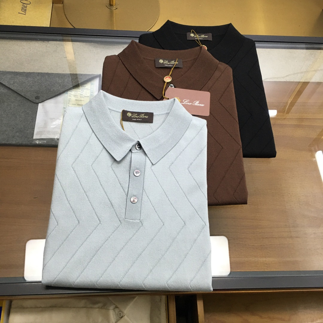 NO:733087,New products at the counter [LP] 2026 spring and summer new Loro pi*na business knitted Polo shirt, men's high-end simple knitted sweater with Italian old money style. Rare order from the same channel of a big brand, a must-have top luxury brand LP for elite men. Made of high-end elastic knitted fabric, ribbed knitted cuff design, light luxury old money style body shape, perfect outfit artifact, a must-have for urban men!  Loro Piana, the top luxury brand from Italy with a long history, LP, has been pursuing excellent quality and craftsmanship for the past 100 years. LP products are the best choice in every aspect. They need to be stylish, have an effective upper body effect, have tailoring and design, and are long-lasting. The aristocratic aura of the upper body is irreplaceable, and it is very classy!  The top-grade knitted cotton blend texture has an extremely comfortable overall touch and is full of stretch and skin-friendly effect. This item is destined to be worn, and it perfectly meets the needs of various outfits. It is extremely extraordinary, and its class and charm are extremely eye-catching. The craftsmanship can accurately combine it with the material, and it can also highlight the brand's class and fashionable temperament!  Color Light Blue Black Brown Size M-3XL M Size Bust 96 Shoulder Width 40 Sleeve Length 25 Clothing Length 66 L Size Bust 100 Shoulder Width 41 Sleeve Length 26 Clothing Length 67  Bust 112, shoulder width 44, sleeve length 29, dress length 70. Size recommendation: Wear M size if you are under 130 catties, L size if you are 130-145 catties, XL size if you are 145-160 catties, 2XL size if you are 160-175 kg, 3XL size if you are 175-190 catties, loro piana, loro piana,19860909专柜新品【LP】 2026春夏新款Loro pi*na商务针织Polo衫,男士意式老钱风高端简约针织衫.大品牌同渠道稀有订单,精英级男士必备的顶奢品牌LP.采用高端弹力针织面料,螺纹针织收口设计,轻奢老钱风的衣身造型,完美的穿搭神器,都市型男必备！ 来自意大利历史悠久尊贵奢华的顶奢品牌LP,在过去一百年来Loro Piana一直追求卓越的质量和手工.LP的东西无论是哪个方面都是最好的选择,要款式有款式,要上身效果有效果,要剪裁有剪裁,要设计有设计,而且经久不衰,上身的贵族气场无法替代,并且很有档次！ 顶级针织棉质混纺质地,整体的触感极为舒适,弹力十足亲肤效果高级,这种单品注定了就是为穿搭所生,完美的符合各种穿搭的所需.极为非凡,档次与魅力更是极为的出色亮眼,工艺能将其与材质精密结合,更能够彰显出品牌的档次与时髦气质所在！颜色浅蓝色 黑色 咖啡色 尺码M-3XL M码 胸围96 肩宽40 袖长25 衣长66 L码 胸围100 肩宽41 袖长26 衣长67 XL码胸围104 肩宽42 袖长27 衣长68 2XL码 胸围108 肩宽43 袖长28 衣长69 3XL码 胸围112 肩宽44 袖长29 衣长70 尺码推荐 130斤以内穿M码,130-145斤穿L码,145-160斤穿XL码,160-175斤穿2XL码,175-190斤穿3XL码,,loro piana,loro piana,,Men's clothing