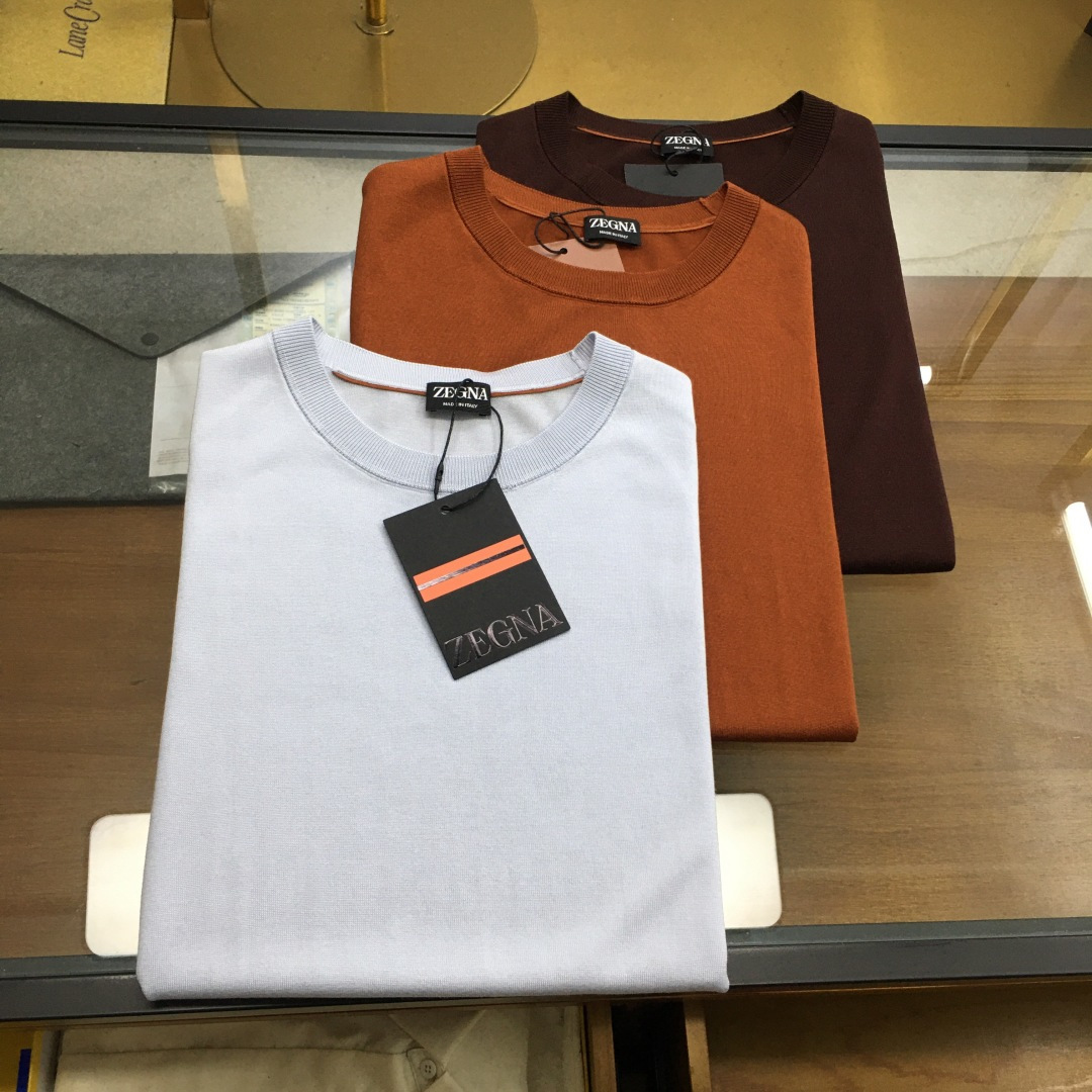 NO:733092,New counter product 'Zegn...' 2026 new counter product is highly recommended!  Tencel knitted simple round neck short-sleeved T-shirt. Designed with simple logo embroidery. Fitted version. The neckline slightly fits the neck and the upper body is straight and more fashionable. The overall upper body does not feel too tight or too loose. It is very friendly to the figure. It is easy to wear, versatile and classic!  The fabric is made of Tencel fabric. The surface has a warm luster. The upper body makes the skin contact with the fabric more comfortable. The upper body is very high-end. It is skin-friendly and breathable, crisp and stylish. The order of the complete product is in the color picture. Size M-3XL. Try on 172-145 to wear L, T-shirt, tees, t-shirt,19860909专柜新品《Zegn...》 2026专柜新品强烈推荐！天丝针织 简约圆领短袖T恤 简约标志刺绣的设计 合体的版型 领口微微贴合颈部 上身挺拔而更具时尚感 整体上身感不会过紧或者过松 对身材很友好 好穿又百搭经典不过时！ 面料采用 天丝面料 表面有着温润的光泽感 上身让皮肤接触面料更加舒适. 上身很高档 亲肤透气,挺括有型 全品相的订单 颜色如图 尺码M-3XL 试穿172-145穿L合适,,T-shirt,tees，t-shirt,,Men's clothing