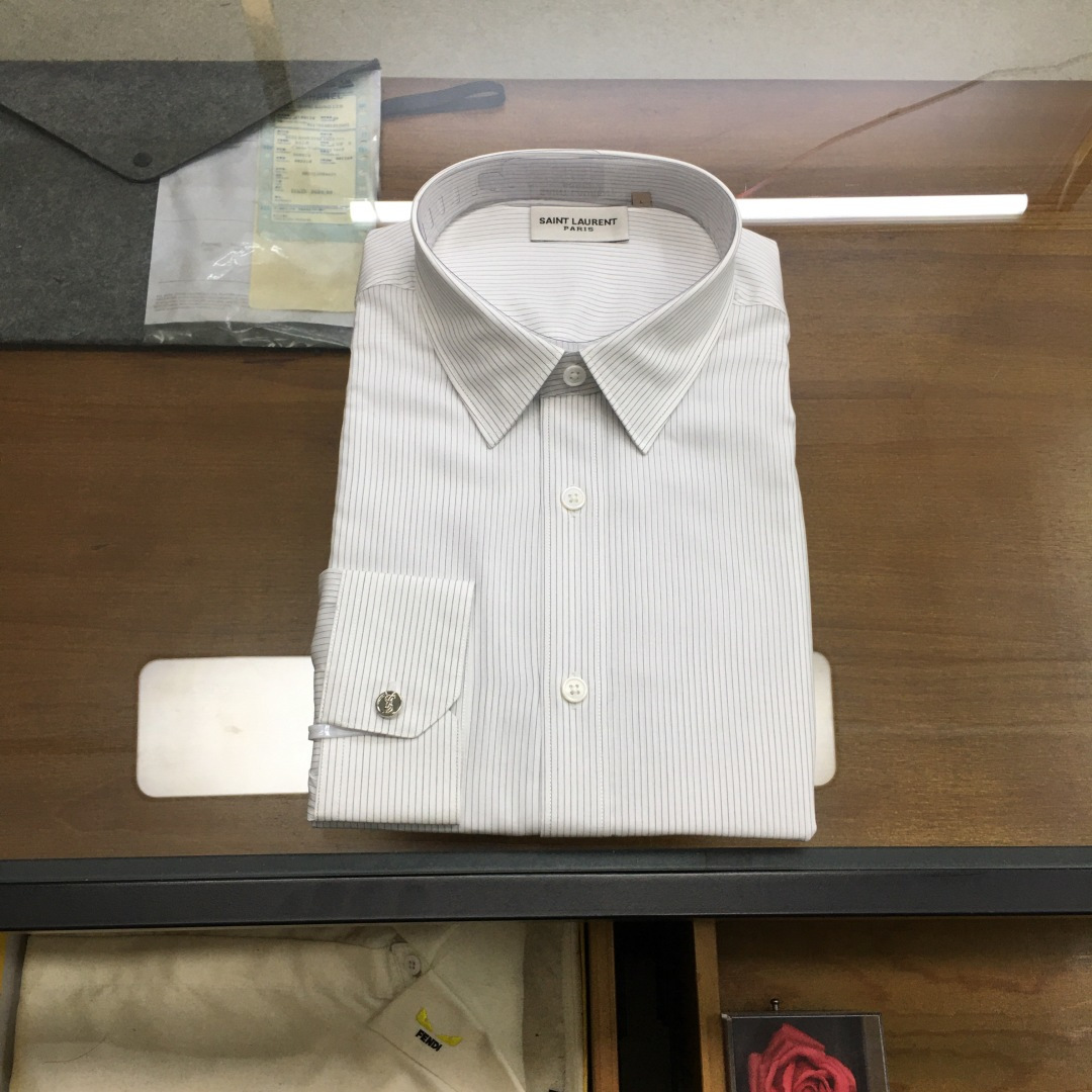 NO:733054,New shirt [YsL...] 2026SS spring and summer men's business casual poplin cotton shirt, pure blood, official new product in 26 years, classic evergreen ace product!  A shirt that is very in line with the aesthetic tone. The styling design perfectly follows the essence. The iconic embroidery logo process is quite recognizable and flaunts your identity!  The top-notch poplin fabrics are supplied by customers. They are made of high-quality cotton raw materials with excellent light. They are custom-woven and dyed in a century-old workshop. They are full of cotton feel, comfortable and breathable, extremely delicate to the touch, and have excellent skin-friendliness!  The details are exquisite and exquisite, the seams are tight, the tailoring is first-class, every inch is just right, the body is slim and fit, the lines are smooth and clean, it is an invincible and versatile type, both elegant and harmonious, both business and leisure, the compatibility with bottoms is extremely high, it is a must-have basic item for men's wardrobe!  Size M-3XL,,saint laurent,shirts,19860909新品衬衫【YsL...】 2026SS春夏男士商务休闲府绸棉衬衫,纯正血统,26年官方新品,经典常青王牌产物！ 极符合美学基调的一款衬衫,造型设计完美沿袭了精髓,标志性刺绣logo工艺,颇具辨识度且标榜了身份！ 客供顶尖府绸面料,选用光照极好的上等棉花原料,经过百年工坊定织定染而成,棉感十足,舒适性与透气性兼备,触感极为细腻,亲肤性绝佳！ 细节工艺精致考究,严丝合缝,剪裁一流,每一寸都拿捏的恰到好处,修身亦合体,线条感流畅干净,无敌的百搭类型,亦庄亦谐,商务与休闲兼备,与下装兼容空间极高,男人衣橱必备的基础单品！ 尺码M-3XL,,saint laurent,shirts,,Men's clothing