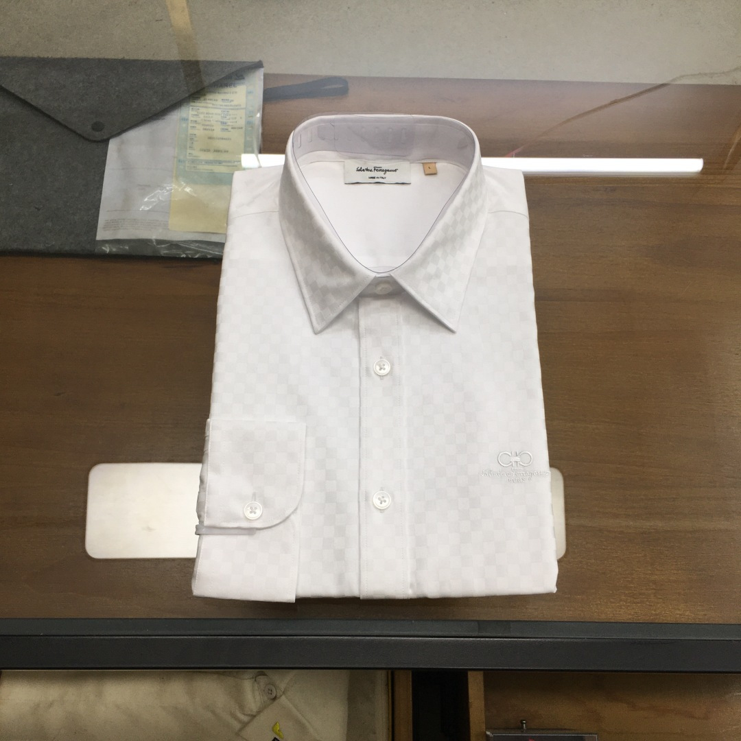 NO:733097,New shirt [SF Ferrag...] 2026SS spring and summer men's business casual poplin cotton shirt, pure blood, official new product in 26 years, classic evergreen ace product!  A shirt that is very in line with the aesthetic tone. The styling design perfectly follows the essence. The iconic embroidery logo process is quite recognizable and flaunts your identity!  The top-notch poplin fabrics are supplied by customers. They are made of high-quality cotton raw materials with excellent light. They are custom-woven and dyed in a century-old workshop. They are full of cotton feel, comfortable and breathable, extremely delicate to the touch, and have excellent skin-friendliness!  The details are exquisite and exquisite, the seams are tight, the tailoring is first-class, every inch is just right, the body is slim and fit, the lines are smooth and clean, it is an invincible and versatile type, both elegant and harmonious, both business and leisure, the compatibility with bottoms is extremely high, it is a must-have basic item for men's wardrobe!  Size M-3XL,,shirts,19860909新品衬衫【SF菲拉格...】 2026SS春夏男士商务休闲府绸棉衬衫,纯正血统,26年官方新品,经典常青王牌产物！ 极符合美学基调的一款衬衫,造型设计完美沿袭了精髓,标志性刺绣logo工艺,颇具辨识度且标榜了身份！ 客供顶尖府绸面料,选用光照极好的上等棉花原料,经过百年工坊定织定染而成,棉感十足,舒适性与透气性兼备,触感极为细腻,亲肤性绝佳！ 细节工艺精致考究,严丝合缝,剪裁一流,每一寸都拿捏的恰到好处,修身亦合体,线条感流畅干净,无敌的百搭类型,亦庄亦谐,商务与休闲兼备,与下装兼容空间极高,男人衣橱必备的基础单品！ 尺码M-3XL,,shirts,,Men's clothing