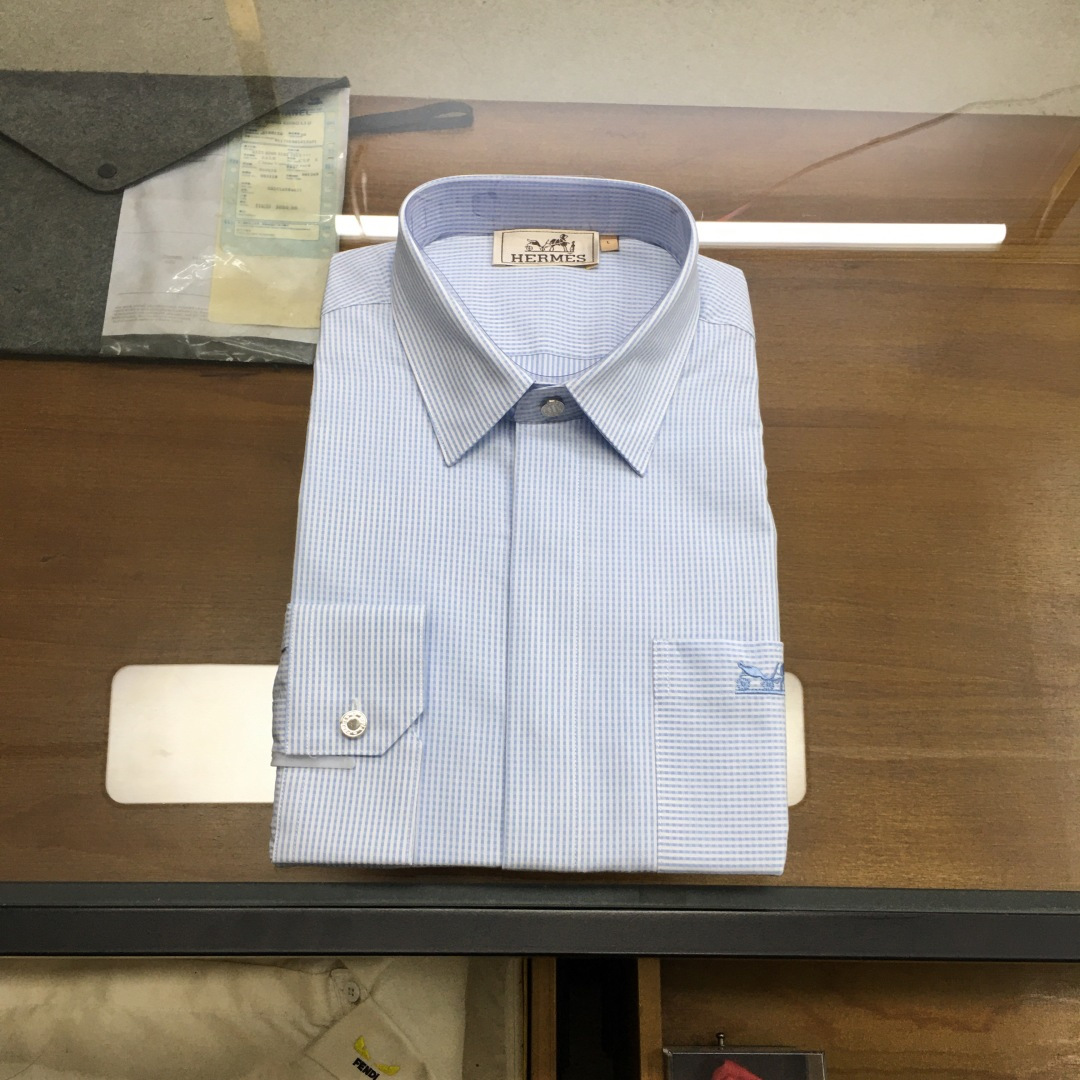 NO:733084,New shirt [Ais...] 2026SS spring and summer men's business casual poplin cotton shirt, pure blood, official new product in 26 years, classic evergreen ace product!  A shirt that is very in line with the aesthetic tone. The styling design perfectly follows the essence. The iconic embroidery logo process is quite recognizable and flaunts your identity!  The top-notch poplin fabrics are supplied by customers. They are made of high-quality cotton raw materials with excellent light. They are custom-woven and dyed in a century-old workshop. They are full of cotton feel, comfortable and breathable, extremely delicate to the touch, and have excellent skin-friendliness!  The details are exquisite and exquisite, the seams are tight, the tailoring is first-class, every inch is just right, the body is slim and fit, the lines are smooth and clean, it is an invincible and versatile type, both elegant and harmonious, both business and leisure, the compatibility with bottoms is extremely high, it is a must-have basic item for men's wardrobe!  Size M-3XL,,shirts,19860909新品衬衫【爱士...】 2026SS春夏男士商务休闲府绸棉衬衫,纯正血统,26年官方新品,经典常青王牌产物！ 极符合美学基调的一款衬衫,造型设计完美沿袭了精髓,标志性刺绣logo工艺,颇具辨识度且标榜了身份！ 客供顶尖府绸面料,选用光照极好的上等棉花原料,经过百年工坊定织定染而成,棉感十足,舒适性与透气性兼备,触感极为细腻,亲肤性绝佳！ 细节工艺精致考究,严丝合缝,剪裁一流,每一寸都拿捏的恰到好处,修身亦合体,线条感流畅干净,无敌的百搭类型,亦庄亦谐,商务与休闲兼备,与下装兼容空间极高,男人衣橱必备的基础单品！ 尺码M-3XL,,shirts,,Men's clothing