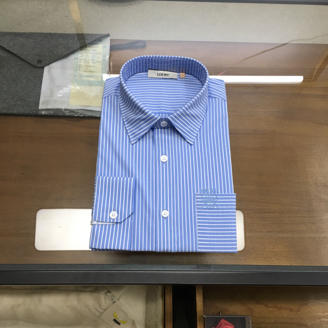 NO:733059,New shirt [Loew...] 2026SS spring and summer men's business casual poplin cotton shirt, pure blood, official new product in 26 years, classic evergreen ace product!  A shirt that is very in line with the aesthetic tone. The styling design perfectly follows the essence. The iconic embroidery logo process is quite recognizable and flaunts your identity!  The top-notch poplin fabrics are supplied by customers. They are made of high-quality cotton raw materials with excellent light. They are custom-woven and dyed in a century-old workshop. They are full of cotton feel, comfortable and breathable, extremely delicate to the touch, and have excellent skin-friendliness!  The details are exquisite and exquisite, the seams are tight, the tailoring is first-class, every inch is just right, the body is slim and fit, the lines are smooth and clean, it is an invincible and versatile type, both elegant and harmonious, both business and leisure, the compatibility with bottoms is extremely high, it is a must-have basic item for men's wardrobe!  Size M-3XL,,loewe,shirts,19860909新品衬衫【Loew...】 2026SS春夏男士商务休闲府绸棉衬衫,纯正血统,26年官方新品,经典常青王牌产物！ 极符合美学基调的一款衬衫,造型设计完美沿袭了精髓,标志性刺绣logo工艺,颇具辨识度且标榜了身份！ 客供顶尖府绸面料,选用光照极好的上等棉花原料,经过百年工坊定织定染而成,棉感十足,舒适性与透气性兼备,触感极为细腻,亲肤性绝佳！ 细节工艺精致考究,严丝合缝,剪裁一流,每一寸都拿捏的恰到好处,修身亦合体,线条感流畅干净,无敌的百搭类型,亦庄亦谐,商务与休闲兼备,与下装兼容空间极高,男人衣橱必备的基础单品！ 尺码M-3XL,,loewe,shirts,,Men's clothing