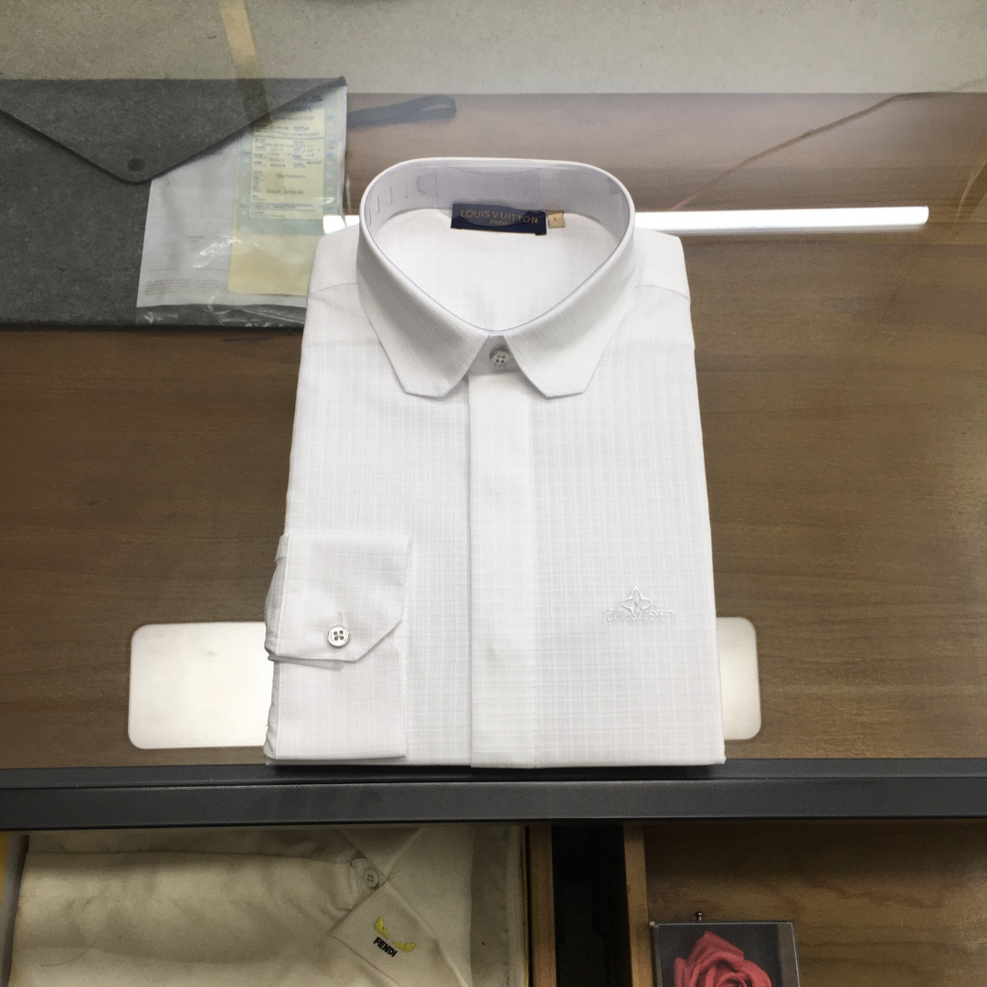 NO:733064,New shirt [L.v...] 2026SS spring and summer men's business casual poplin cotton shirt, pure blood, official new product in 26 years, classic evergreen ace product!  A shirt that is very in line with the aesthetic tone. The styling design perfectly follows the essence. The iconic embroidery logo process is quite recognizable and flaunts your identity!  The top-notch poplin fabrics are supplied by customers. They are made of high-quality cotton raw materials with excellent light. They are custom-woven and dyed in a century-old workshop. They are full of cotton feel, comfortable and breathable, extremely delicate to the touch, and have excellent skin-friendliness!  The details are exquisite and exquisite, the seams are tight, the tailoring is first-class, every inch is just right, the body is slim and fit, the lines are smooth and clean, it is an invincible and versatile type, both elegant and harmonious, both business and leisure, the compatibility with bottoms is extremely high, it is a must-have basic item for men's wardrobe!  Size M-3XL,,shirts,19860909新品衬衫【L.v...】 2026SS春夏男士商务休闲府绸棉衬衫,纯正血统,26年官方新品,经典常青王牌产物！ 极符合美学基调的一款衬衫,造型设计完美沿袭了精髓,标志性刺绣logo工艺,颇具辨识度且标榜了身份！ 客供顶尖府绸面料,选用光照极好的上等棉花原料,经过百年工坊定织定染而成,棉感十足,舒适性与透气性兼备,触感极为细腻,亲肤性绝佳！ 细节工艺精致考究,严丝合缝,剪裁一流,每一寸都拿捏的恰到好处,修身亦合体,线条感流畅干净,无敌的百搭类型,亦庄亦谐,商务与休闲兼备,与下装兼容空间极高,男人衣橱必备的基础单品！ 尺码M-3XL,,shirts,,Men's clothing