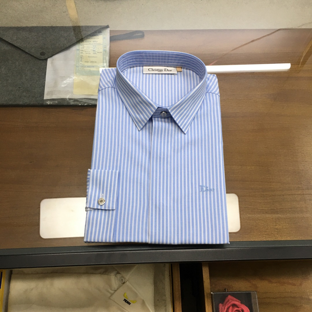 NO:733069,New shirt [Dio.r...] 2026SS spring and summer men's business casual poplin cotton shirt, pure blood, official new product in 26 years, classic evergreen ace product!  A shirt that is very in line with the aesthetic tone. The styling design perfectly follows the essence. The iconic embroidery logo process is quite recognizable and flaunts your identity!  The top-notch poplin fabrics are supplied by customers. They are made of high-quality cotton raw materials with excellent light. They are custom-woven and dyed in a century-old workshop. They are full of cotton feel, comfortable and breathable, extremely delicate to the touch, and have excellent skin-friendliness!  The details are exquisite and exquisite, the seams are tight, the tailoring is first-class, every inch is just right, the body is slim and fit, the lines are smooth and clean, it is an invincible and versatile type, both elegant and harmonious, both business and leisure, the compatibility with bottoms is extremely high, it is a must-have basic item for men's wardrobe!  Size M-3XL,,dior,shirts,19860909新品衬衫【Dio.r...】 2026SS春夏男士商务休闲府绸棉衬衫,纯正血统,26年官方新品,经典常青王牌产物！ 极符合美学基调的一款衬衫,造型设计完美沿袭了精髓,标志性刺绣logo工艺,颇具辨识度且标榜了身份！ 客供顶尖府绸面料,选用光照极好的上等棉花原料,经过百年工坊定织定染而成,棉感十足,舒适性与透气性兼备,触感极为细腻,亲肤性绝佳！ 细节工艺精致考究,严丝合缝,剪裁一流,每一寸都拿捏的恰到好处,修身亦合体,线条感流畅干净,无敌的百搭类型,亦庄亦谐,商务与休闲兼备,与下装兼容空间极高,男人衣橱必备的基础单品！ 尺码M-3XL,,dior,shirts,,Men's clothing