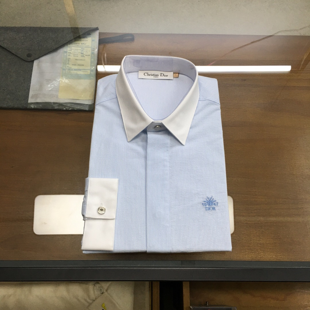 NO:733074,New shirt [Dio..r...] 2026SS spring and summer men's business casual poplin cotton shirt, pure blood, official new product in 26 years, classic evergreen ace product!  A shirt that is very in line with the aesthetic tone. The styling design perfectly follows the essence. The iconic embroidery logo process is quite recognizable and flaunts your identity!  The top-notch poplin fabrics are supplied by customers. They are made of high-quality cotton raw materials with excellent light. They are custom-woven and dyed in a century-old workshop. They are full of cotton feel, comfortable and breathable, extremely delicate to the touch, and have excellent skin-friendliness!  The details are exquisite and exquisite, the seams are tight, the tailoring is first-class, every inch is just right, the body is slim and fit, the lines are smooth and clean, it is an invincible and versatile type, both elegant and harmonious, both business and leisure, the compatibility with bottoms is extremely high, it is a must-have basic item for men's wardrobe!  Size M-3XL,,dior,shirts,19860909新品衬衫【Dio..r...】 2026SS春夏男士商务休闲府绸棉衬衫,纯正血统,26年官方新品,经典常青王牌产物！ 极符合美学基调的一款衬衫,造型设计完美沿袭了精髓,标志性刺绣logo工艺,颇具辨识度且标榜了身份！ 客供顶尖府绸面料,选用光照极好的上等棉花原料,经过百年工坊定织定染而成,棉感十足,舒适性与透气性兼备,触感极为细腻,亲肤性绝佳！ 细节工艺精致考究,严丝合缝,剪裁一流,每一寸都拿捏的恰到好处,修身亦合体,线条感流畅干净,无敌的百搭类型,亦庄亦谐,商务与休闲兼备,与下装兼容空间极高,男人衣橱必备的基础单品！ 尺码M-3XL,,dior,shirts,,Men's clothing