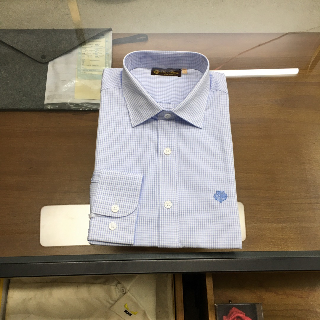 NO:733079,New shirt [LP...] 2026SS spring and summer men's business casual poplin cotton shirt, pure blood, official new product in 26 years, classic evergreen ace product!  A shirt that is very in line with the aesthetic tone. The styling design perfectly follows the essence. The iconic embroidery logo process is quite recognizable and flaunts your identity!  The top-notch poplin fabrics are supplied by customers. They are made of high-quality cotton raw materials with excellent light. They are custom-woven and dyed in a century-old workshop. They are full of cotton feel, comfortable and breathable, extremely delicate to the touch, and have excellent skin-friendliness!  The details are exquisite and exquisite, the seams are tight, the tailoring is first-class, every inch is just right, the body is slim and fit, the lines are smooth and clean, it is an invincible and versatile type, both elegant and harmonious, both business and leisure, the compatibility with bottoms is extremely high, it is a must-have basic item for men's wardrobe!  Size M-3XL,,loro piana,shirts,19860909新品衬衫【LP...】 2026SS春夏男士商务休闲府绸棉衬衫,纯正血统,26年官方新品,经典常青王牌产物！ 极符合美学基调的一款衬衫,造型设计完美沿袭了精髓,标志性刺绣logo工艺,颇具辨识度且标榜了身份！ 客供顶尖府绸面料,选用光照极好的上等棉花原料,经过百年工坊定织定染而成,棉感十足,舒适性与透气性兼备,触感极为细腻,亲肤性绝佳！ 细节工艺精致考究,严丝合缝,剪裁一流,每一寸都拿捏的恰到好处,修身亦合体,线条感流畅干净,无敌的百搭类型,亦庄亦谐,商务与休闲兼备,与下装兼容空间极高,男人衣橱必备的基础单品！ 尺码M-3XL,,loro piana,shirts,,Men's clothing