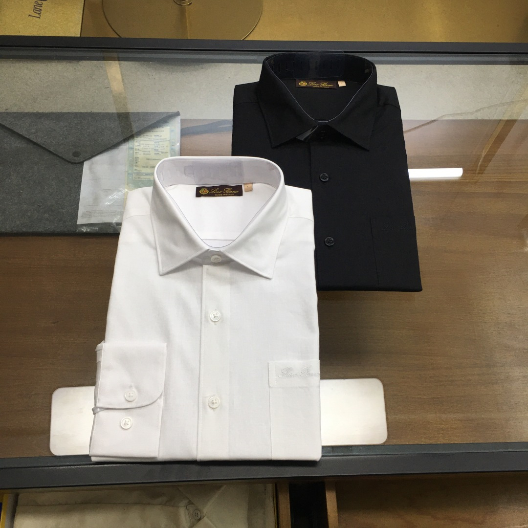 NO:735010,New shirt [LP...] 2026SS spring and summer men's business casual poplin cotton shirt, pure blood, official new product in 26 years, classic evergreen ace product!  A shirt that is very in line with the aesthetic tone. The styling design perfectly follows the essence. The iconic embroidery logo process is quite recognizable and flaunts your identity!  The top-notch poplin fabrics are supplied by customers. They are made of high-quality cotton raw materials with excellent light. They are custom-woven and dyed in a century-old workshop. They are full of cotton feel, comfortable and breathable, extremely delicate to the touch, and have excellent skin-friendliness!  The details are exquisite and exquisite, the seams are tight, the tailoring is first-class, every inch is just right, the body is slim and fit, the lines are smooth and clean, it is an invincible and versatile type, both elegant and harmonious, both business and leisure, the compatibility with bottoms is extremely high, it is a must-have basic item for men's wardrobe!  Size M-3XL,,loro piana,shirts,19860909新品衬衫【LP...】 2026SS春夏男士商务休闲府绸棉衬衫,纯正血统,26年官方新品,经典常青王牌产物！ 极符合美学基调的一款衬衫,造型设计完美沿袭了精髓,标志性刺绣logo工艺,颇具辨识度且标榜了身份！ 客供顶尖府绸面料,选用光照极好的上等棉花原料,经过百年工坊定织定染而成,棉感十足,舒适性与透气性兼备,触感极为细腻,亲肤性绝佳！ 细节工艺精致考究,严丝合缝,剪裁一流,每一寸都拿捏的恰到好处,修身亦合体,线条感流畅干净,无敌的百搭类型,亦庄亦谐,商务与休闲兼备,与下装兼容空间极高,男人衣橱必备的基础单品！ 尺码M-3XL,,loro piana,shirts,,Men's clothing