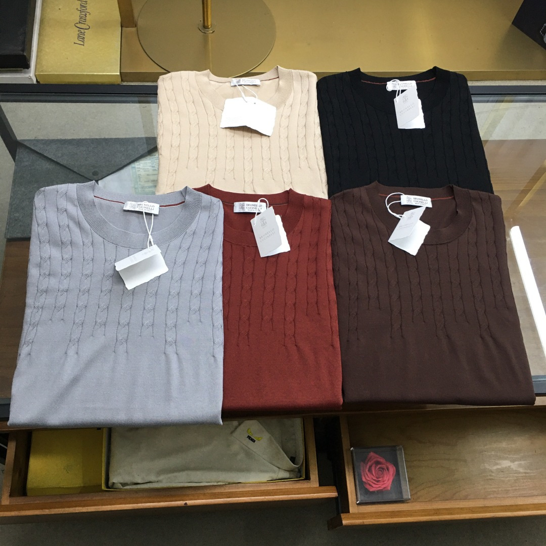 NO:735033,New counter products 'BC...' 2026 new counter products are highly recommended!  Tencel knitted simple round neck short-sleeved T-shirt. Designed with simple logo embroidery. Fitted version. The neckline slightly fits the neck and the upper body is straight and more fashionable. The overall upper body does not feel too tight or too loose. It is very friendly to the figure. It is easy to wear, versatile and classic!  The fabric is made of Tencel fabric. The surface has a warm luster. The upper body makes the skin contact with the fabric more comfortable. The upper body is very high-end. It is skin-friendly and breathable, crisp and stylish. The order of the complete product is in the color picture. Size M-3XL. Try on 172-145 to wear L, T-shirt, tees, t-shirt,19860909专柜新品《BC...》 2026专柜新品强烈推荐！天丝针织 简约圆领短袖T恤 简约标志刺绣的设计 合体的版型 领口微微贴合颈部 上身挺拔而更具时尚感 整体上身感不会过紧或者过松 对身材很友好 好穿又百搭经典不过时！ 面料采用 天丝面料 表面有着温润的光泽感 上身让皮肤接触面料更加舒适. 上身很高档 亲肤透气,挺括有型 全品相的订单 颜色如图 尺码M-3XL 试穿172-145穿L合适,,T-shirt,tees，t-shirt,,Men's clothing