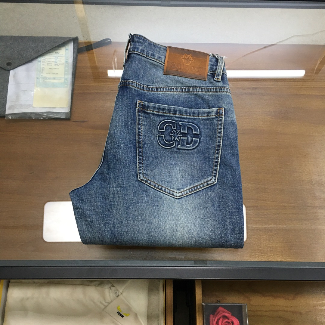 NO:734967,New product 'Dio..r' 2026 season men's fashionable jeans!  Trading company channels are rare, leading official website sales!  The latest trousers item is presented, a must-have for all quality-controlled male fans. Such a pair of high-end jeans is rare in the world!  This pair of jeans is made of imported washed denim cotton fabric supplied by customers. The flexible and solid fabric is naturally stiff and tough, with a soft and elastic feel, and delicate facial texture details. The fashionable performance of this single product is irresistible!  There is a leather label on the back waist nameplate, vintage buttons engraved with exquisite logos, and a YKK metal zipper closure on the placket. All the accessories are exquisitely configured!  The jeans are perfectly tailored and can be used daily to enhance your style. The upper body effect will definitely not let you down!  U size 29-38 (35 no 37), dior,jeans,19860909新品《Dio..r》 2026季男士时尚牛仔裤！贸易公司渠道稀出,领先官网发售！最新裤装单品奉献,所有品质控男粉必须入手的极品,这样一条段位的牛仔裤,担得起世所罕见！ 此款牛仔裤甄选客供进口水洗牛仔棉布制成,柔韧又坚实的面料天然的挺括和硬朗既视感,手感柔软富有弹力,细腻的面部织纹细节,这种单品所带来的时髦性能让人无法抵抗！后腰铭牌皮标,刻有精致字样Logo的复古纽扣,以及门襟YKK金属拉链闭合,所有辅料配置精妙绝伦！牛仔裤版型完美剪裁,日常搭配起来足以提升你的穿搭格调,上身效果绝对不会让你失望！U 尺码29-38（35无37）,,dior,jeans,,Men's clothing