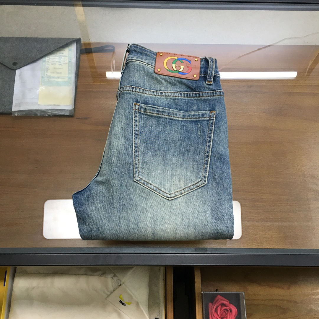 NO:734971,New product 'G.uci' 2026 season men's fashionable jeans!  Trading company channels are rare, leading official website sales!  The latest trousers item is presented, a must-have for all quality-controlled male fans. Such a pair of high-end jeans is rare in the world!  This pair of jeans is made of imported washed denim cotton fabric supplied by customers. The flexible and solid fabric is naturally stiff and tough, with a soft and elastic feel, and delicate facial texture details. The fashionable performance of this single product is irresistible!  There is a leather label on the back waist nameplate, vintage buttons engraved with exquisite logos, and a YKK metal zipper closure on the placket. All the accessories are exquisitely configured!  The jeans are perfectly tailored and can be used daily to enhance your style. The upper body effect will definitely not let you down!  U size 29-38 (35 no 37),,jeans,19860909新品《G.uci》 2026季男士时尚牛仔裤！贸易公司渠道稀出,领先官网发售！最新裤装单品奉献,所有品质控男粉必须入手的极品,这样一条段位的牛仔裤,担得起世所罕见！ 此款牛仔裤甄选客供进口水洗牛仔棉布制成,柔韧又坚实的面料天然的挺括和硬朗既视感,手感柔软富有弹力,细腻的面部织纹细节,这种单品所带来的时髦性能让人无法抵抗！后腰铭牌皮标,刻有精致字样Logo的复古纽扣,以及门襟YKK金属拉链闭合,所有辅料配置精妙绝伦！牛仔裤版型完美剪裁,日常搭配起来足以提升你的穿搭格调,上身效果绝对不会让你失望！U 尺码29-38（35无37）,,jeans,,Men's clothing