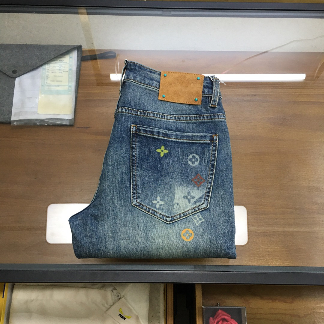 NO:734979,New product 'L.v' 2026 season men's fashionable jeans!  Trading company channels are rare, leading official website sales!  The latest trousers item is presented, a must-have for all quality-controlled male fans. Such a pair of high-end jeans is rare in the world!  This pair of jeans is made of imported washed denim cotton fabric supplied by customers. The flexible and solid fabric is naturally stiff and tough, with a soft and elastic feel, and delicate facial texture details. The fashionable performance of this single product is irresistible!  There is a leather label on the back waist nameplate, vintage buttons engraved with exquisite logos, and a YKK metal zipper closure on the placket. All the accessories are exquisitely configured!  The jeans are perfectly tailored and can be used daily to enhance your style. The upper body effect will definitely not let you down!  U size 29-38 (35 no 37),,jeans,19860909新品《L.v》 2026季男士时尚牛仔裤！贸易公司渠道稀出,领先官网发售！最新裤装单品奉献,所有品质控男粉必须入手的极品,这样一条段位的牛仔裤,担得起世所罕见！ 此款牛仔裤甄选客供进口水洗牛仔棉布制成,柔韧又坚实的面料天然的挺括和硬朗既视感,手感柔软富有弹力,细腻的面部织纹细节,这种单品所带来的时髦性能让人无法抵抗！后腰铭牌皮标,刻有精致字样Logo的复古纽扣,以及门襟YKK金属拉链闭合,所有辅料配置精妙绝伦！牛仔裤版型完美剪裁,日常搭配起来足以提升你的穿搭格调,上身效果绝对不会让你失望！U 尺码29-38（35无37）,,jeans,,Men's clothing
