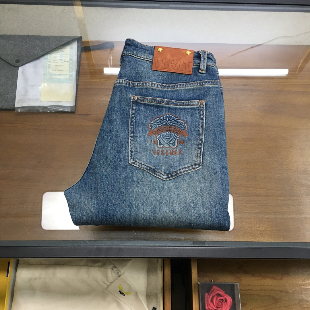 NO:734981,New product 'Versac' 2026 season men's fashionable jeans!  Trading company channels are rare, leading official website sales!  The latest trousers item is presented, a must-have for all quality-controlled male fans. Such a pair of high-end jeans is rare in the world!  This pair of jeans is made of imported washed denim cotton fabric supplied by customers. The flexible and solid fabric is naturally stiff and tough, with a soft and elastic feel, and delicate facial texture details. The fashionable performance of this single product is irresistible!  There is a leather label on the back waist nameplate, vintage buttons engraved with exquisite logos, and a YKK metal zipper closure on the placket. All the accessories are exquisitely configured!  The jeans are perfectly tailored and can be used daily to enhance your style. The upper body effect will definitely not let you down!  U size 29-38 (35 no 37),,versace,jeans,19860909新品《Versac》 2026季男士时尚牛仔裤！贸易公司渠道稀出,领先官网发售！最新裤装单品奉献,所有品质控男粉必须入手的极品,这样一条段位的牛仔裤,担得起世所罕见！ 此款牛仔裤甄选客供进口水洗牛仔棉布制成,柔韧又坚实的面料天然的挺括和硬朗既视感,手感柔软富有弹力,细腻的面部织纹细节,这种单品所带来的时髦性能让人无法抵抗！后腰铭牌皮标,刻有精致字样Logo的复古纽扣,以及门襟YKK金属拉链闭合,所有辅料配置精妙绝伦！牛仔裤版型完美剪裁,日常搭配起来足以提升你的穿搭格调,上身效果绝对不会让你失望！U 尺码29-38（35无37）,,versace,jeans,,Men's clothing