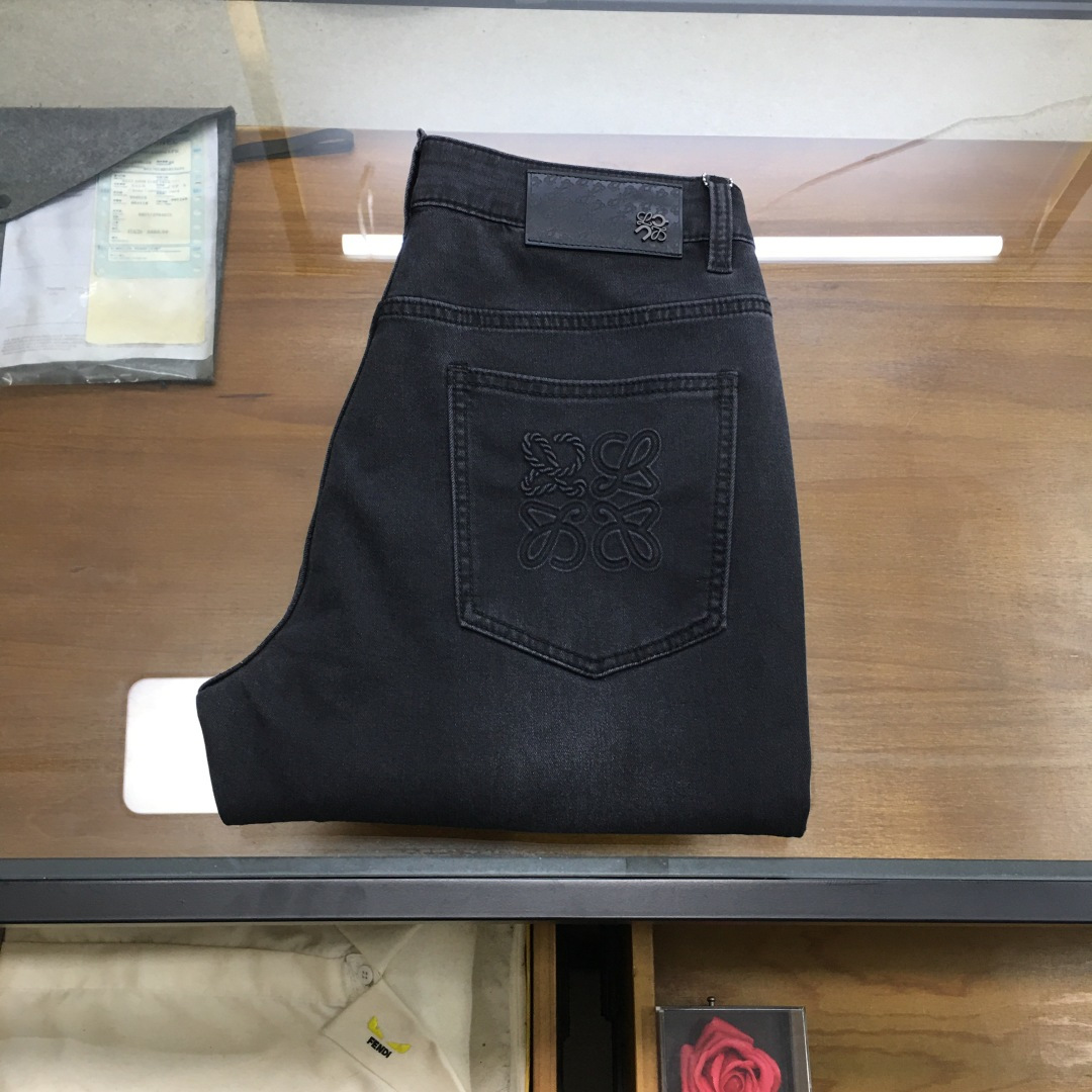 NO:734985,New product 'Loew' 2026 season men's fashionable jeans!  Trading company channels are rare, leading official website sales!  The latest trousers item is presented, a must-have for all quality-controlled male fans. Such a pair of high-end jeans is rare in the world!  This pair of jeans is made of imported washed denim cotton fabric supplied by customers. The flexible and solid fabric is naturally stiff and tough, with a soft and elastic feel, and delicate facial texture details. The fashionable performance of this single product is irresistible!  There is a leather label on the back waist nameplate, vintage buttons engraved with exquisite logos, and a YKK metal zipper closure on the placket. All the accessories are exquisitely configured!  The jeans are perfectly tailored and can be used daily to enhance your style. The upper body effect will definitely not let you down!  U size 29-38 (35 no 37),,loewe,jeans,19860909新品《Loew》 2026季男士时尚牛仔裤！贸易公司渠道稀出,领先官网发售！最新裤装单品奉献,所有品质控男粉必须入手的极品,这样一条段位的牛仔裤,担得起世所罕见！ 此款牛仔裤甄选客供进口水洗牛仔棉布制成,柔韧又坚实的面料天然的挺括和硬朗既视感,手感柔软富有弹力,细腻的面部织纹细节,这种单品所带来的时髦性能让人无法抵抗！后腰铭牌皮标,刻有精致字样Logo的复古纽扣,以及门襟YKK金属拉链闭合,所有辅料配置精妙绝伦！牛仔裤版型完美剪裁,日常搭配起来足以提升你的穿搭格调,上身效果绝对不会让你失望！U 尺码29-38（35无37）,,loewe,jeans,,Men's clothing