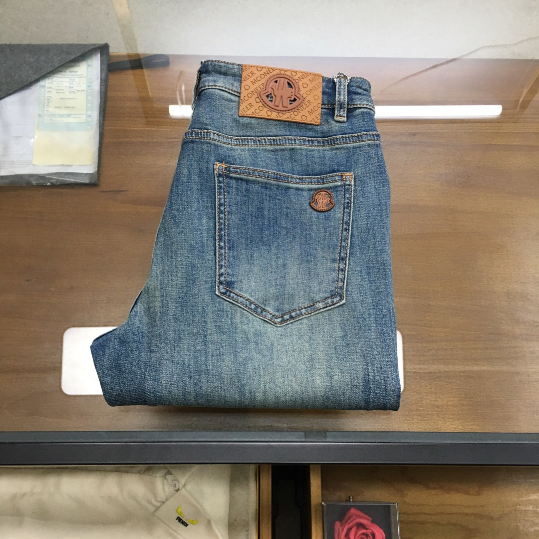 NO:734991,New product 'Moncle' 2026 season men's fashionable jeans!  Trading company channels are rare, leading official website sales!  The latest trousers item is presented, a must-have for all quality-controlled male fans. Such a pair of high-end jeans is rare in the world!  This pair of jeans is made of imported washed denim cotton fabric supplied by customers. The flexible and solid fabric is naturally stiff and tough, with a soft and elastic feel, and delicate facial texture details. The fashionable performance of this single product is irresistible!  There is a leather label on the back waist nameplate, vintage buttons engraved with exquisite logos, and a YKK metal zipper closure on the placket. All the accessories are exquisitely configured!  The jeans are perfectly tailored and can be used daily to enhance your style. The upper body effect will definitely not let you down!  U size 29-38 (35 no 37),,jeans,19860909新品《Moncle》 2026季男士时尚牛仔裤！贸易公司渠道稀出,领先官网发售！最新裤装单品奉献,所有品质控男粉必须入手的极品,这样一条段位的牛仔裤,担得起世所罕见！ 此款牛仔裤甄选客供进口水洗牛仔棉布制成,柔韧又坚实的面料天然的挺括和硬朗既视感,手感柔软富有弹力,细腻的面部织纹细节,这种单品所带来的时髦性能让人无法抵抗！后腰铭牌皮标,刻有精致字样Logo的复古纽扣,以及门襟YKK金属拉链闭合,所有辅料配置精妙绝伦！牛仔裤版型完美剪裁,日常搭配起来足以提升你的穿搭格调,上身效果绝对不会让你失望！U 尺码29-38（35无37）,,jeans,,Men's clothing