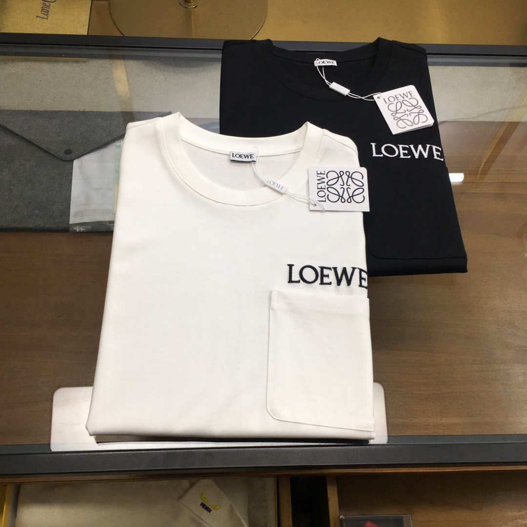 NO:734987,New products at the counter【Loew】  26 spring and summer counter new product T-shirt. This basic T-shirt adheres to the brand's concept of low-key simplicity. The short sleeves are made of cotton cover silk fabric. This fabric is skin-friendly and breathable, with smooth and cool lining. The texture is exquisite and high-end, and the upper body is light and not sweaty. It has a soft and skin-friendly touch, no friction, and is non-sticky when put on and taken off. The breathable silk inner layer conducts heat quickly, making it perfect for the upper body in summer.  It has a cool feeling and is not easy to get stuffy when sweating. The fabric is fine and tight, not easy to pill, and the version is crisp and not collapsed. The exquisite brand pockets have classic letter logo, simple and yet design, and the high-density ribbed neckline is washable and prevents loosening. It is definitely your best choice for summer wear. It is comfortable, breathable, soft and smooth, allowing you to enjoy a relaxed and comfortable wearing experience.  Code number 48 50 52 54 56 Color black white,,loewe,T-shirt,tees,t-shirt,19860909专柜新品【Loew】 26春夏专柜新品T恤这款基础款T恤秉承品牌低调简约的理念,短袖采用棉盖丝面料,这款面料亲肤透气、内丝顺滑凉感,质感细腻显高级,上身轻透不闷汗.触感双优柔软亲肤、无摩擦感,穿脱不粘身凉感透气丝质内层导热快,夏季上身自带凉感,出汗不易闷湿.织面细腻紧实,不易起球,版型挺括不垮塌.精美品牌口袋经典字母logo,简约又不失设计,高密度罗纹领口,耐洗防松懈,绝对是你夏日穿搭的不二之选.舒适透气,柔软光滑,让你尽享轻松舒爽的穿着体验. 码数48 50 52 54 56 颜色黑色 白色,,loewe,T-shirt,tees，t-shirt,,Men's clothing
