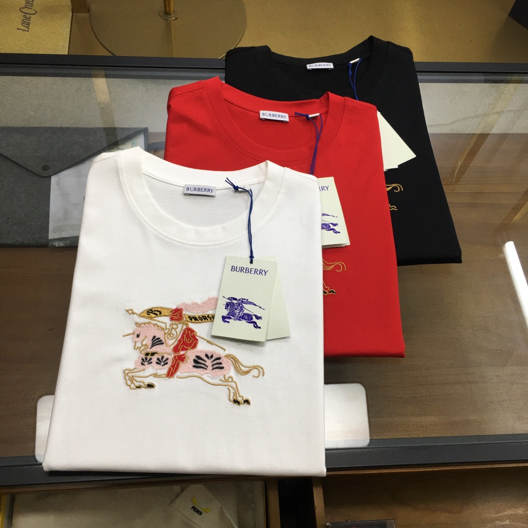 NO:734999,New product from the counter [Burberry] 26SS new BURBERRY embroidered short T-shirt. This T-shirt is embellished with the Burberry brand's classic equestrian knight special material embroidery pattern on the chest. The fabric is made of Xinjiang long-staple cotton, the preferred raw material for global high-end textiles.  The overall British atmosphere is full, which not only highlights the noble temperament of the brand, but is not too complicated, and is in line with the concept of simple summer wear. This T-shirt shows the consistent high quality and fashion sense of the BURBERRY brand, and is the best choice for spring and summer. Size 48 50 52 54 56 Color black white Chinese red, burberry, burberry, tees, t-shirt,19860909专柜新品【巴宝莉】 26SS新款BURBERRY刺绣短T,这款T恤胸前搭配Burberry品牌经典马术骑士特殊材质刺绣图案为点缀.面料采用新疆长绒棉全球高端纺织品的优选原料.新疆长绒棉纤维细度更细,使面料触感如丝绸般顺滑.在耐用性吸湿透气和色牢度上远超其他棉类面料. 整体英伦氛围十足,既彰显了品牌的高贵气质,又不会过于繁杂,符合夏日简约穿搭的理念.这款T恤展现出了BURBERRY品牌一贯的高品质和时尚感,是春夏季节的不二之选. 码数48 50 52 54 56 颜色黑色 白色 中国红,,burberry,burberry,tees，t-shirt,,Men's clothing