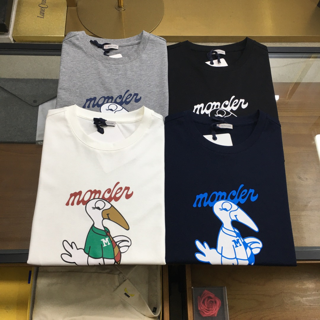 NO:735005,New products at the counter [MONCLE…]  2026 Spring and Summer Short Sleeve MONCLER This short-sleeved fabric is made of 32 double-ply Xinjiang long-staple cotton with a tight round neck short sleeve. This T-shirt is slightly wide, showing simple charm. The fabric Xinjiang long-staple cotton is the preferred raw material for global high-end textiles. It is the same as Egyptian cotton and Pima cotton quilts and is known as the 'white gold in cotton' in the international textile industry. Xinjiang long-staple cotton fibers are finer, making the fabric feel as smooth as silk. It is far superior to other cotton fabrics in terms of durability, moisture absorption, breathability and color fastness.  The sleeves are embroidered with brand logo leather labels, and the collar is made of high-density ribbing that is washable and anti-loosening. The front of the body is combined with the handwritten Moncler letters and the brand mascot cartoon image. The pattern and color contrast are sharp, weakening the toughness of the traditional outdoor brand, adding trendy interest, and increasing the visual layering. Size 48 50 52 54 56 Color black white navy blue floral gray, T-shirt, tees, t-shirt,19860909专柜新品【MONCLE…】 2026春夏短袖MONCLER这款短袖面料采用32支双股新疆长绒棉紧密圆领短袖,这款T恤呈微阔型,彰显简约魅力.面料新疆长绒棉全球高端纺织品的优选原料,同埃及棉、匹马棉被国际纺织界称为“棉中白金”.新疆长绒棉纤维细度更细,使面料触感如丝绸般顺滑.在耐用性吸湿透气和色牢度上远超其他棉类面料.  袖子绣有品牌标志皮质标,领口用耐洗防松懈的高密度罗纹,衣身正面结合手写体moncler字母与品牌吉祥物卡通形象,图案色彩对比鲜明,弱化传统户外品牌的硬朗感,增添潮流趣味,增加视觉层次感. 码数48 50 52 54 56 颜色黑色 白色 藏青 花灰,,T-shirt,tees，t-shirt,,Men's clothing