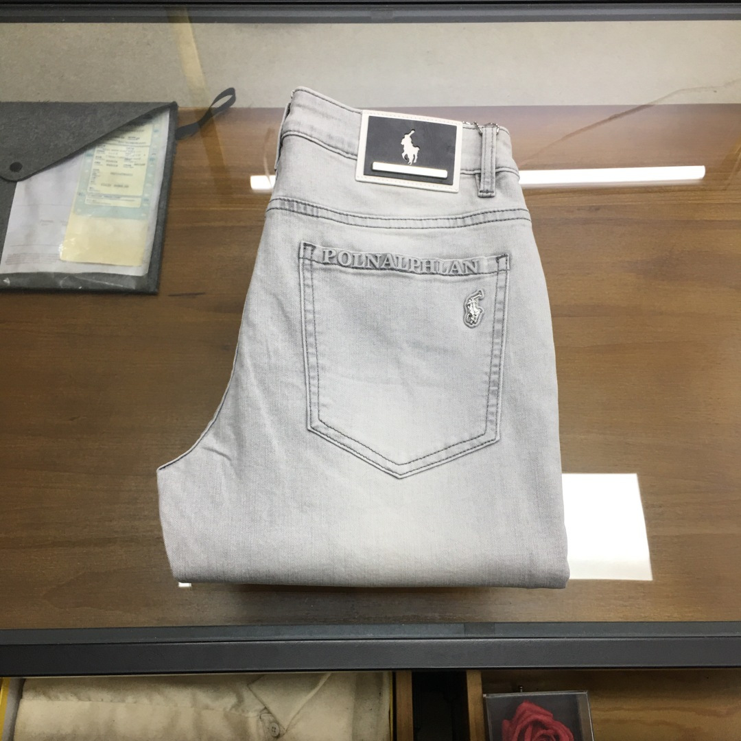 NO:756598,New product 'Raff...' 2026 season men's fashionable jeans!  Trading company channels are rare, leading official website sales!  The latest trousers item is presented, a must-have for all quality-controlled male fans. Such a pair of high-end jeans is rare in the world!  This pair of jeans is made of imported washed denim cotton fabric supplied by customers. The flexible and solid fabric is naturally stiff and tough, with a soft and elastic feel, and delicate facial texture details. The fashionable performance of this single product is irresistible!  There is a leather label on the back waist nameplate, vintage buttons engraved with exquisite logos, and a YKK metal zipper closure on the placket. All the accessories are exquisitely configured!  The jeans are perfectly tailored and can be used daily to enhance your style. The upper body effect will definitely not let you down!  U size 29-38 (35 no 37),,jeans,19860909新品《拉夫...》 2026季男士时尚牛仔裤！贸易公司渠道稀出,领先官网发售！最新裤装单品奉献,所有品质控男粉必须入手的极品,这样一条段位的牛仔裤,担得起世所罕见！ 此款牛仔裤甄选客供进口水洗牛仔棉布制成,柔韧又坚实的面料天然的挺括和硬朗既视感,手感柔软富有弹力,细腻的面部织纹细节,这种单品所带来的时髦性能让人无法抵抗！后腰铭牌皮标,刻有精致字样Logo的复古纽扣,以及门襟YKK金属拉链闭合,所有辅料配置精妙绝伦！牛仔裤版型完美剪裁,日常搭配起来足以提升你的穿搭格调,上身效果绝对不会让你失望！U 尺码29-38（35无37）,,jeans,,Men's clothing