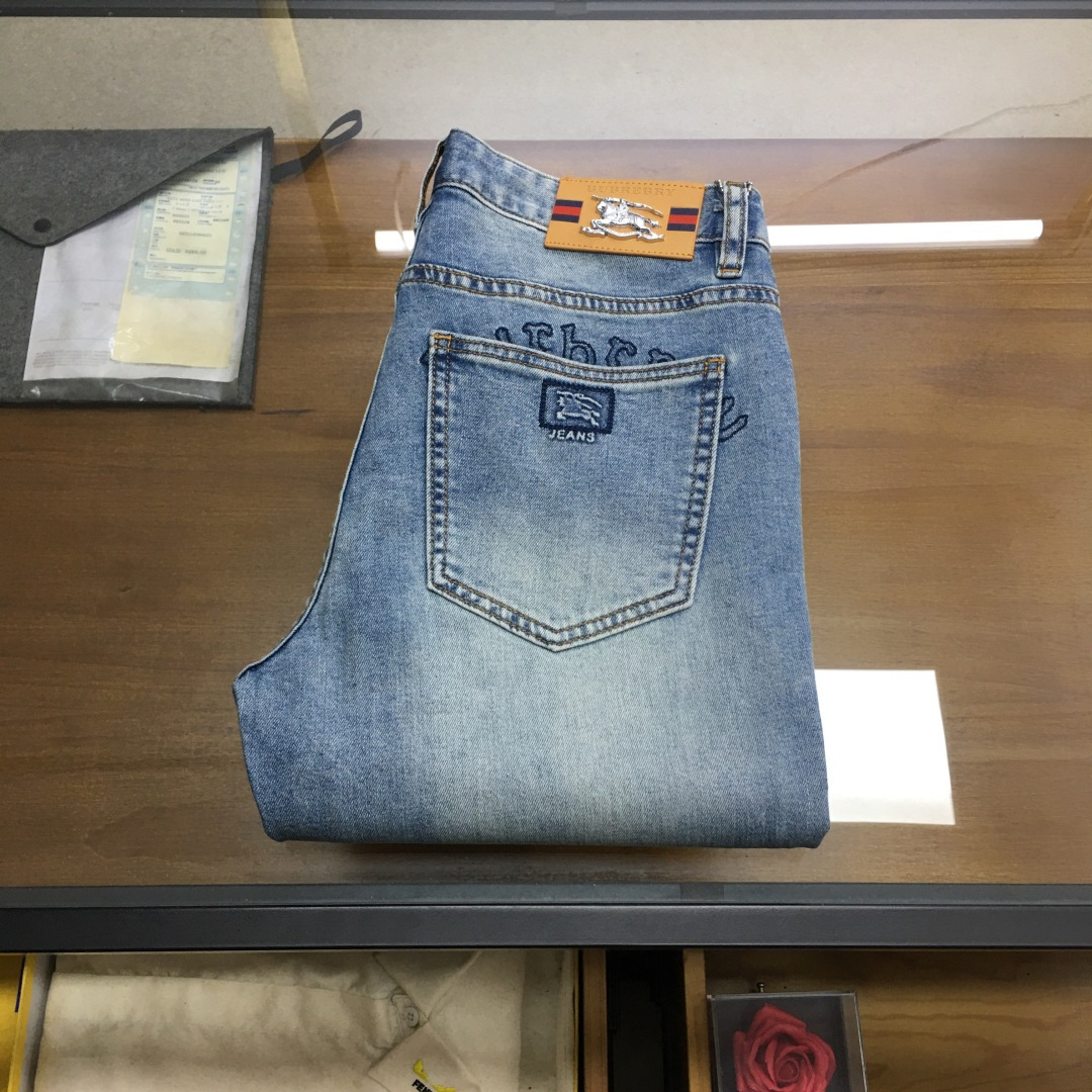 NO:756599,New product 'Burber..y...' 2026 season men's fashionable jeans!  Trading company channels are rare, leading official website sales!  The latest trousers item is presented, a must-have for all quality-controlled male fans. Such a pair of high-end jeans is rare in the world!  This pair of jeans is made of imported washed denim cotton fabric supplied by customers. The flexible and solid fabric is naturally stiff and tough, with a soft and elastic feel, and delicate facial texture details. The fashionable performance of this single product is irresistible!  There is a leather label on the back waist nameplate, vintage buttons engraved with exquisite logos, and a YKK metal zipper closure on the placket. All the accessories are exquisitely configured!  The jeans are perfectly tailored and can be used daily to enhance your style. The upper body effect will definitely not let you down!  U size 29-38 (35 no 37),,burberry,jeans,19860909新品《Burber..y...》 2026季男士时尚牛仔裤！贸易公司渠道稀出,领先官网发售！最新裤装单品奉献,所有品质控男粉必须入手的极品,这样一条段位的牛仔裤,担得起世所罕见！ 此款牛仔裤甄选客供进口水洗牛仔棉布制成,柔韧又坚实的面料天然的挺括和硬朗既视感,手感柔软富有弹力,细腻的面部织纹细节,这种单品所带来的时髦性能让人无法抵抗！后腰铭牌皮标,刻有精致字样Logo的复古纽扣,以及门襟YKK金属拉链闭合,所有辅料配置精妙绝伦！牛仔裤版型完美剪裁,日常搭配起来足以提升你的穿搭格调,上身效果绝对不会让你失望！U 尺码29-38（35无37）,,burberry,jeans,,Men's clothing