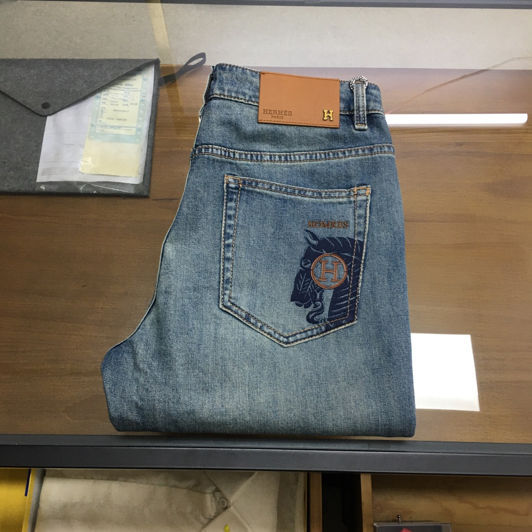 NO:756600,New product 'Love...' 2026 season men's fashionable jeans!  Trading company channels are rare, leading official website sales!  The latest trousers item is presented, a must-have for all quality-controlled male fans. Such a pair of high-end jeans is rare in the world!  This pair of jeans is made of imported washed denim cotton fabric supplied by customers. The flexible and solid fabric is naturally stiff and tough, with a soft and elastic feel, and delicate facial texture details. The fashionable performance of this single product is irresistible!  There is a leather label on the back waist nameplate, vintage buttons engraved with exquisite logos, and a YKK metal zipper closure on the placket. All the accessories are exquisitely configured!  The jeans are perfectly tailored and can be used daily to enhance your style. The upper body effect will definitely not let you down!  U size 29-38 (35 no 37),,jeans,19860909新品《爱士...》 2026季男士时尚牛仔裤！贸易公司渠道稀出,领先官网发售！最新裤装单品奉献,所有品质控男粉必须入手的极品,这样一条段位的牛仔裤,担得起世所罕见！ 此款牛仔裤甄选客供进口水洗牛仔棉布制成,柔韧又坚实的面料天然的挺括和硬朗既视感,手感柔软富有弹力,细腻的面部织纹细节,这种单品所带来的时髦性能让人无法抵抗！后腰铭牌皮标,刻有精致字样Logo的复古纽扣,以及门襟YKK金属拉链闭合,所有辅料配置精妙绝伦！牛仔裤版型完美剪裁,日常搭配起来足以提升你的穿搭格调,上身效果绝对不会让你失望！U 尺码29-38（35无37）,,jeans,,Men's clothing