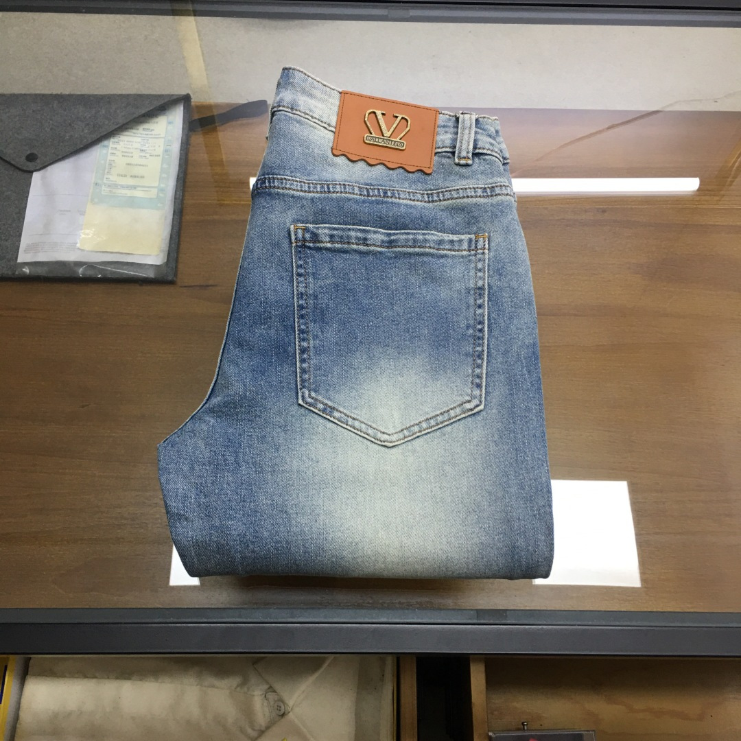 NO:756601,New product 'VLTN...' 2026 season men's fashionable jeans!  Trading company channels are rare, leading official website sales!  The latest trousers item is presented, a must-have for all quality-controlled male fans. Such a pair of high-end jeans is rare in the world!  This pair of jeans is made of imported washed denim cotton fabric supplied by customers. The flexible and solid fabric is naturally stiff and tough, with a soft and elastic feel, and delicate facial texture details. The fashionable performance of this single product is irresistible!  There is a leather label on the back waist nameplate, vintage buttons engraved with exquisite logos, and a YKK metal zipper closure on the placket. All the accessories are exquisitely configured!  The jeans are perfectly tailored and can be used daily to enhance your style. The upper body effect will definitely not let you down!  U size 29-38 (35 no 37),,jeans,19860909新品《VLTN...》 2026季男士时尚牛仔裤！贸易公司渠道稀出,领先官网发售！最新裤装单品奉献,所有品质控男粉必须入手的极品,这样一条段位的牛仔裤,担得起世所罕见！ 此款牛仔裤甄选客供进口水洗牛仔棉布制成,柔韧又坚实的面料天然的挺括和硬朗既视感,手感柔软富有弹力,细腻的面部织纹细节,这种单品所带来的时髦性能让人无法抵抗！后腰铭牌皮标,刻有精致字样Logo的复古纽扣,以及门襟YKK金属拉链闭合,所有辅料配置精妙绝伦！牛仔裤版型完美剪裁,日常搭配起来足以提升你的穿搭格调,上身效果绝对不会让你失望！U 尺码29-38（35无37）,,jeans,,Men's clothing