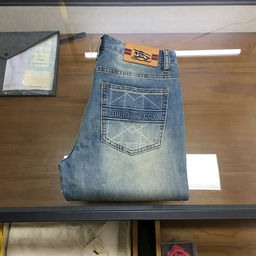 NO:756602,New product 'Burber..y...' 2026 season men's fashionable jeans!  Trading company channels are rare, leading official website sales!  The latest trousers item is presented, a must-have for all quality-controlled male fans. Such a pair of high-end jeans is rare in the world!  This pair of jeans is made of imported washed denim cotton fabric supplied by customers. The flexible and solid fabric is naturally stiff and tough, with a soft and elastic feel, and delicate facial texture details. The fashionable performance of this single product is irresistible!  There is a leather label on the back waist nameplate, vintage buttons engraved with exquisite logos, and a YKK metal zipper closure on the placket. All the accessories are exquisitely configured!  The jeans are perfectly tailored and can be used daily to enhance your style. The upper body effect will definitely not let you down!  U size 29-38 (35 no 37),,burberry,jeans,19860909新品《Burber..y...》 2026季男士时尚牛仔裤！贸易公司渠道稀出,领先官网发售！最新裤装单品奉献,所有品质控男粉必须入手的极品,这样一条段位的牛仔裤,担得起世所罕见！ 此款牛仔裤甄选客供进口水洗牛仔棉布制成,柔韧又坚实的面料天然的挺括和硬朗既视感,手感柔软富有弹力,细腻的面部织纹细节,这种单品所带来的时髦性能让人无法抵抗！后腰铭牌皮标,刻有精致字样Logo的复古纽扣,以及门襟YKK金属拉链闭合,所有辅料配置精妙绝伦！牛仔裤版型完美剪裁,日常搭配起来足以提升你的穿搭格调,上身效果绝对不会让你失望！U 尺码29-38（35无37）,,burberry,jeans,,Men's clothing