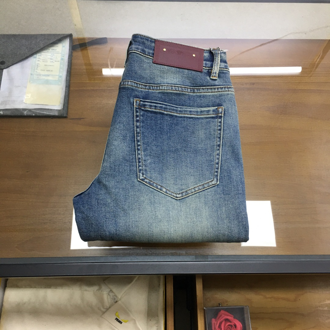 NO:756604,New product 'Versac' 2026 season men's fashionable jeans!  Trading company channels are rare, leading official website sales!  The latest trousers item is presented, a must-have for all quality-controlled male fans. Such a pair of high-end jeans is rare in the world!  This pair of jeans is made of imported washed denim cotton fabric supplied by customers. The flexible and solid fabric is naturally stiff and tough, with a soft and elastic feel, and delicate facial texture details. The fashionable performance of this single product is irresistible!  There is a leather label on the back waist nameplate, vintage buttons engraved with exquisite logos, and a YKK metal zipper closure on the placket. All the accessories are exquisitely configured!  The jeans are perfectly tailored and can be used daily to enhance your style. The upper body effect will definitely not let you down!  U size 29-38 (35 no 37),,versace,jeans,19860909新品《Versac》 2026季男士时尚牛仔裤！贸易公司渠道稀出,领先官网发售！最新裤装单品奉献,所有品质控男粉必须入手的极品,这样一条段位的牛仔裤,担得起世所罕见！ 此款牛仔裤甄选客供进口水洗牛仔棉布制成,柔韧又坚实的面料天然的挺括和硬朗既视感,手感柔软富有弹力,细腻的面部织纹细节,这种单品所带来的时髦性能让人无法抵抗！后腰铭牌皮标,刻有精致字样Logo的复古纽扣,以及门襟YKK金属拉链闭合,所有辅料配置精妙绝伦！牛仔裤版型完美剪裁,日常搭配起来足以提升你的穿搭格调,上身效果绝对不会让你失望！U 尺码29-38（35无37）,,versace,jeans,,Men's clothing