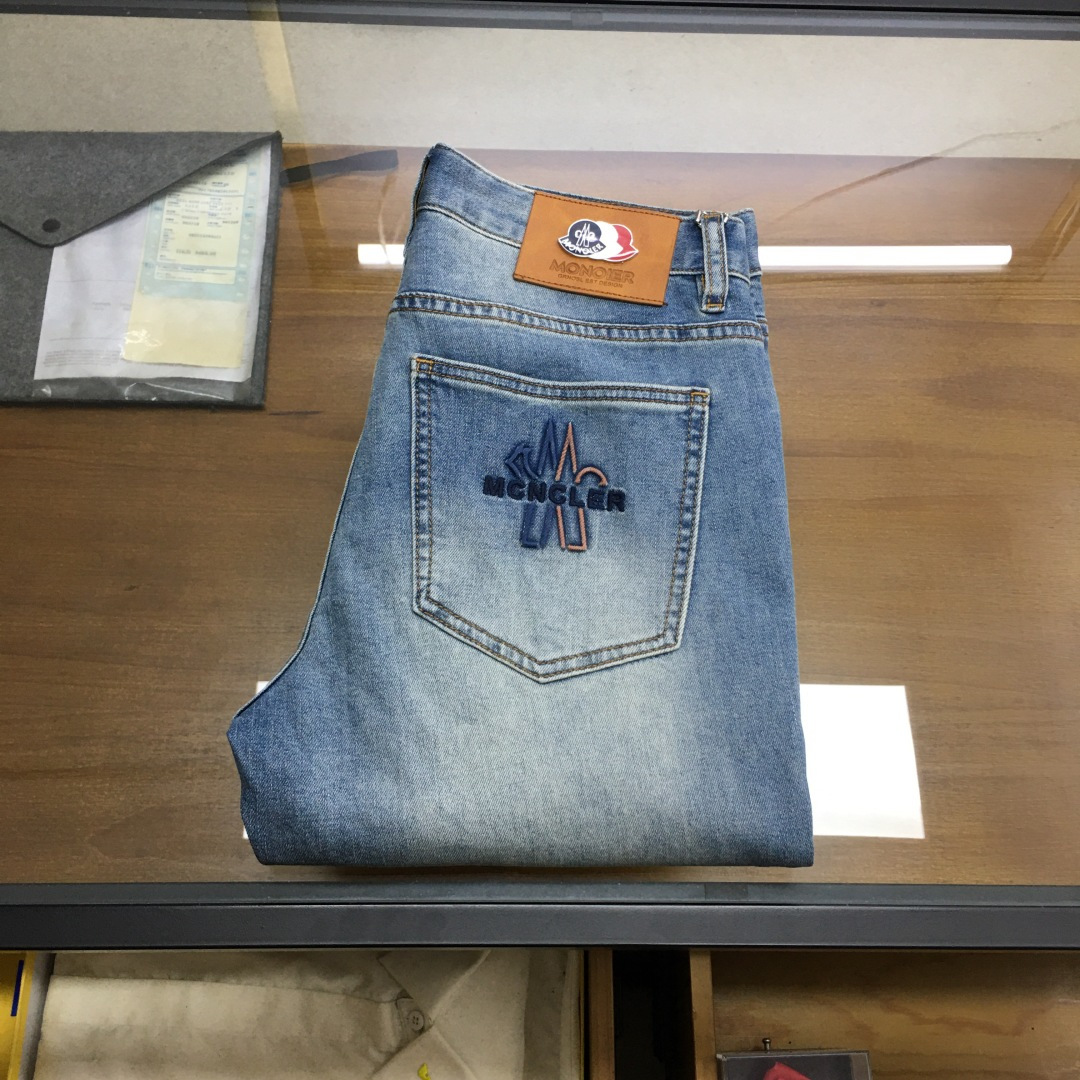 NO:756607,New product 'Moncle' 2026 season men's fashionable jeans!  Trading company channels are rare, leading official website sales!  The latest trousers item is presented, a must-have for all quality-controlled male fans. Such a pair of high-end jeans is rare in the world!  This pair of jeans is made of imported washed denim cotton fabric supplied by customers. The flexible and solid fabric is naturally stiff and tough, with a soft and elastic feel, and delicate facial texture details. The fashionable performance of this single product is irresistible!  There is a leather label on the back waist nameplate, vintage buttons engraved with exquisite logos, and a YKK metal zipper closure on the placket. All the accessories are exquisitely configured!  The jeans are perfectly tailored and can be used daily to enhance your style. The upper body effect will definitely not let you down!  U size 29-38 (35 no 37),,jeans,19860909新品《Moncle》 2026季男士时尚牛仔裤！贸易公司渠道稀出,领先官网发售！最新裤装单品奉献,所有品质控男粉必须入手的极品,这样一条段位的牛仔裤,担得起世所罕见！ 此款牛仔裤甄选客供进口水洗牛仔棉布制成,柔韧又坚实的面料天然的挺括和硬朗既视感,手感柔软富有弹力,细腻的面部织纹细节,这种单品所带来的时髦性能让人无法抵抗！后腰铭牌皮标,刻有精致字样Logo的复古纽扣,以及门襟YKK金属拉链闭合,所有辅料配置精妙绝伦！牛仔裤版型完美剪裁,日常搭配起来足以提升你的穿搭格调,上身效果绝对不会让你失望！U 尺码29-38（35无37）,,jeans,,Men's clothing