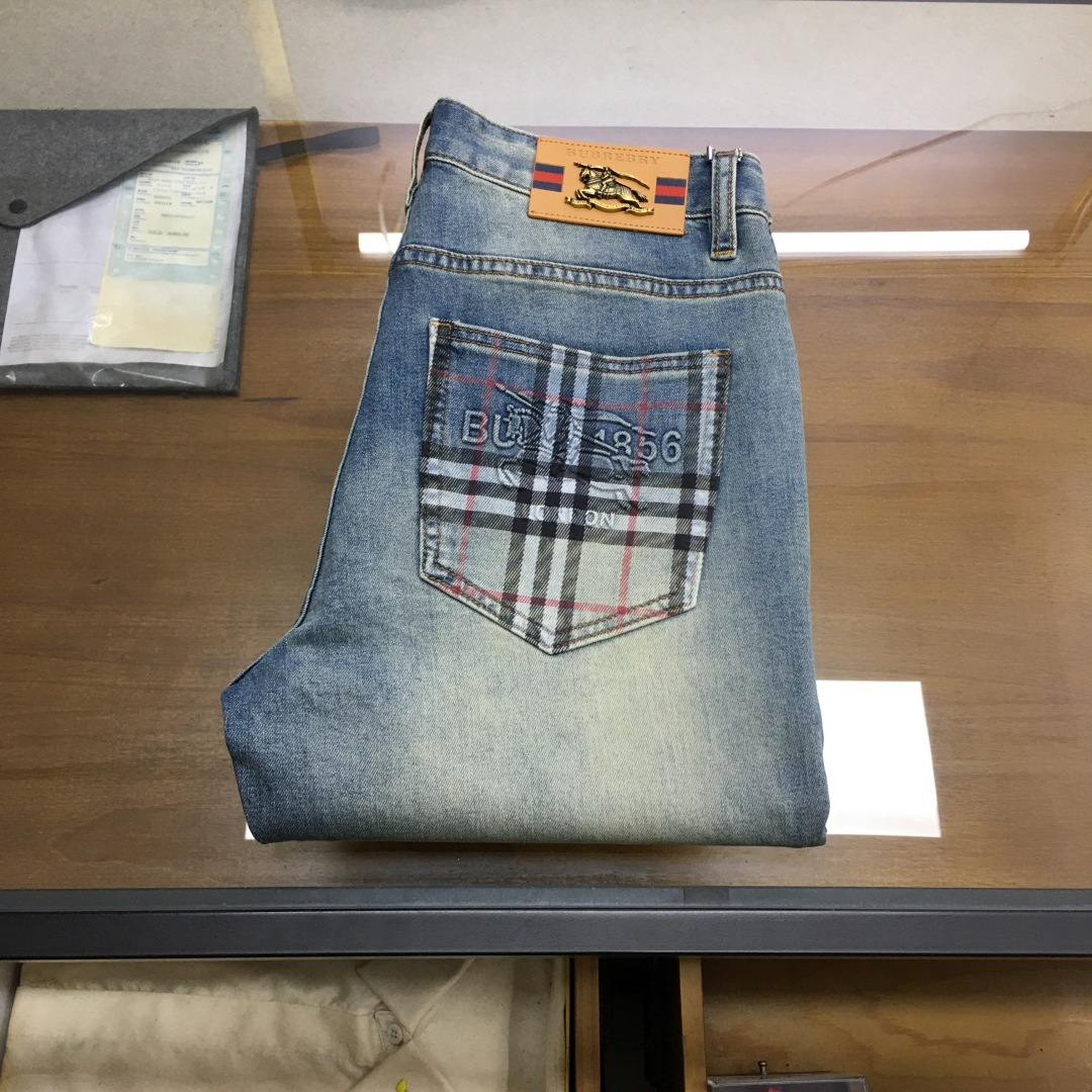 NO:756610,New product 'Burber..y...' 2026 season men's fashionable jeans!  Trading company channels are rare, leading official website sales!  The latest trousers item is presented, a must-have for all quality-controlled male fans. Such a pair of high-end jeans is rare in the world!  This pair of jeans is made of imported washed denim cotton fabric supplied by customers. The flexible and solid fabric is naturally stiff and tough, with a soft and elastic feel, and delicate facial texture details. The fashionable performance of this single product is irresistible!  There is a leather label on the back waist nameplate, vintage buttons engraved with exquisite logos, and a YKK metal zipper closure on the placket. All the accessories are exquisitely configured!  The jeans are perfectly tailored and can be used daily to enhance your style. The upper body effect will definitely not let you down!  U size 29-38 (35 no 37),,burberry,jeans,19860909新品《Burber..y...》 2026季男士时尚牛仔裤！贸易公司渠道稀出,领先官网发售！最新裤装单品奉献,所有品质控男粉必须入手的极品,这样一条段位的牛仔裤,担得起世所罕见！ 此款牛仔裤甄选客供进口水洗牛仔棉布制成,柔韧又坚实的面料天然的挺括和硬朗既视感,手感柔软富有弹力,细腻的面部织纹细节,这种单品所带来的时髦性能让人无法抵抗！后腰铭牌皮标,刻有精致字样Logo的复古纽扣,以及门襟YKK金属拉链闭合,所有辅料配置精妙绝伦！牛仔裤版型完美剪裁,日常搭配起来足以提升你的穿搭格调,上身效果绝对不会让你失望！U 尺码29-38（35无37）,,burberry,jeans,,Men's clothing